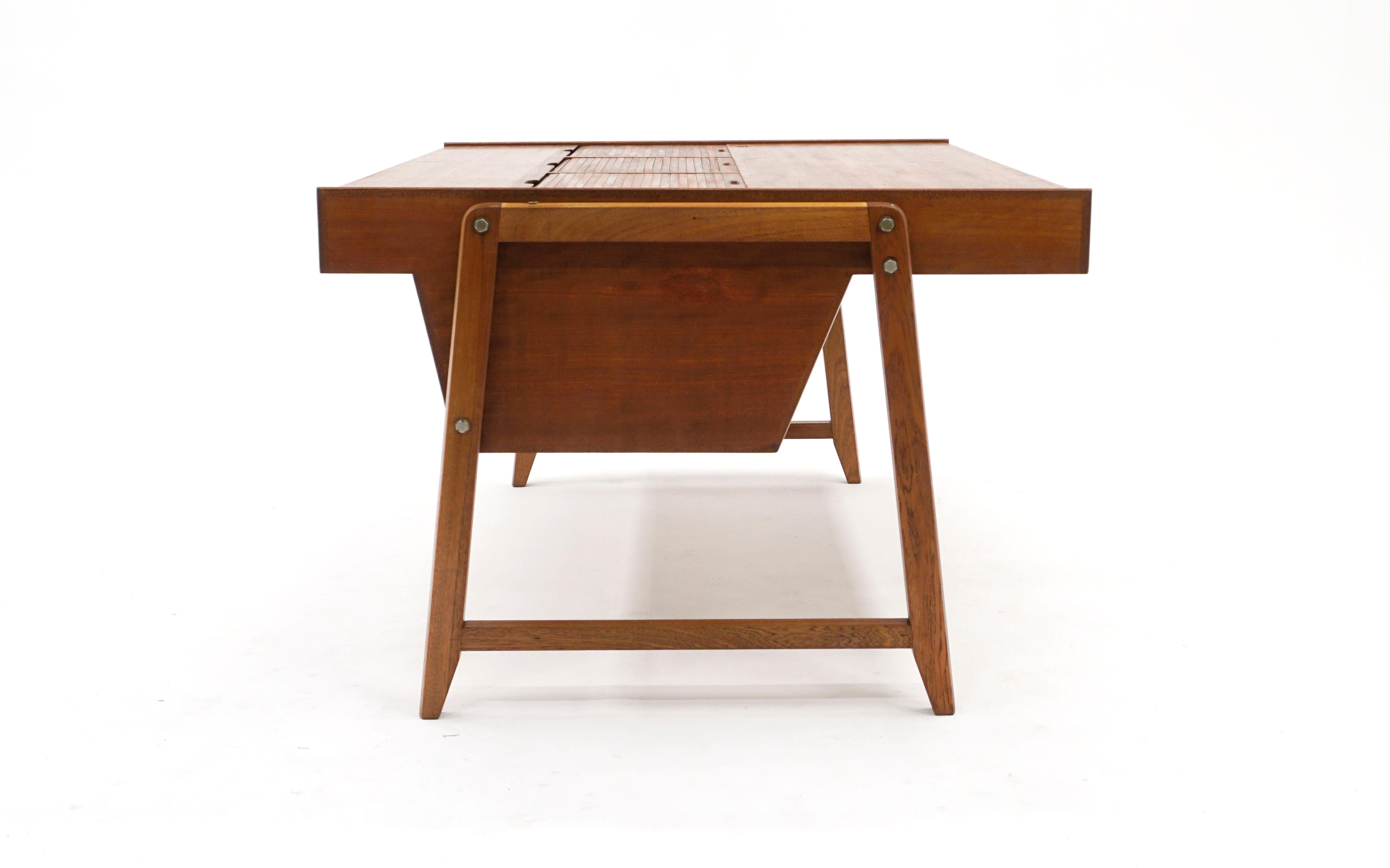 Dänischer moderner „Eden“ Partner-Schreibtisch der dänischen Moderne, große Oberfläche mit Rollplatte, Schränke (Messing) im Angebot