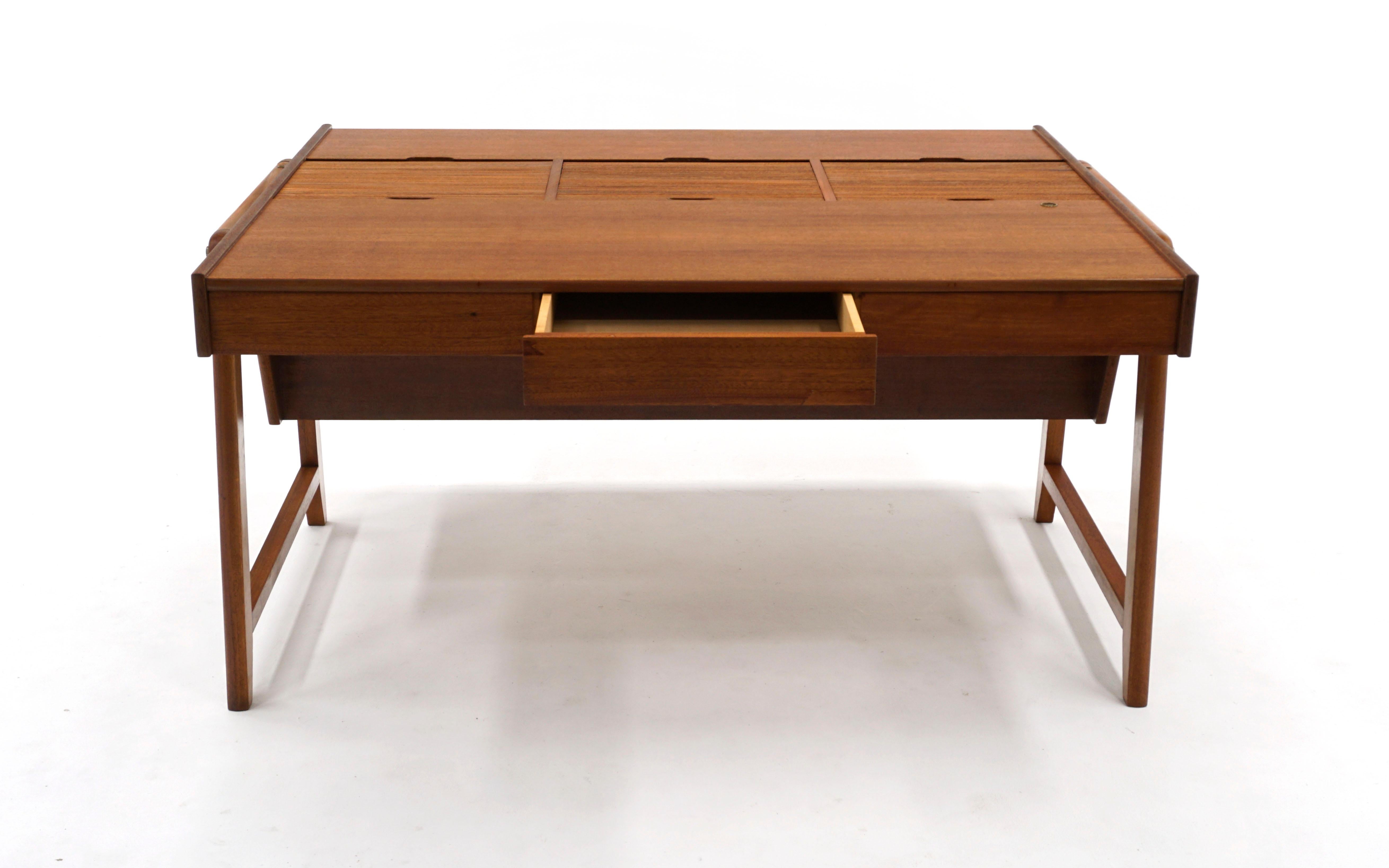 Dänischer moderner „Eden“ Partner-Schreibtisch der dänischen Moderne, große Oberfläche mit Rollplatte, Schränke im Angebot 1