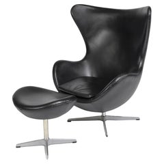 Dänischer moderner dänischer Eierstuhl und Ottomane aus schwarzem Leder im Stil von Arne Jacobsen 