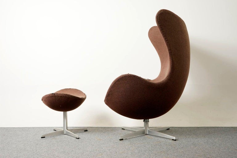 Danish Modern Egg Chair & Footstool by Arne Jacobsen for Fritz Hansen In Distressed Condition For Sale In VANCOUVER, CA