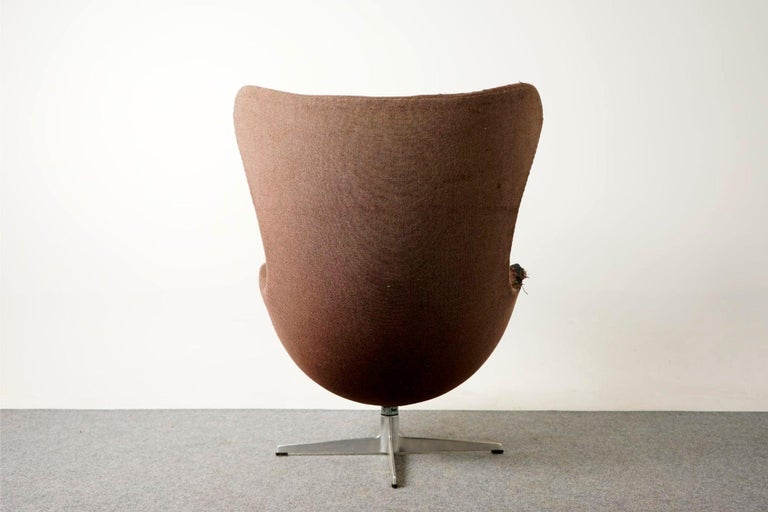 Danish Modern Egg Chair & Footstool by Arne Jacobsen for Fritz Hansen For Sale 1