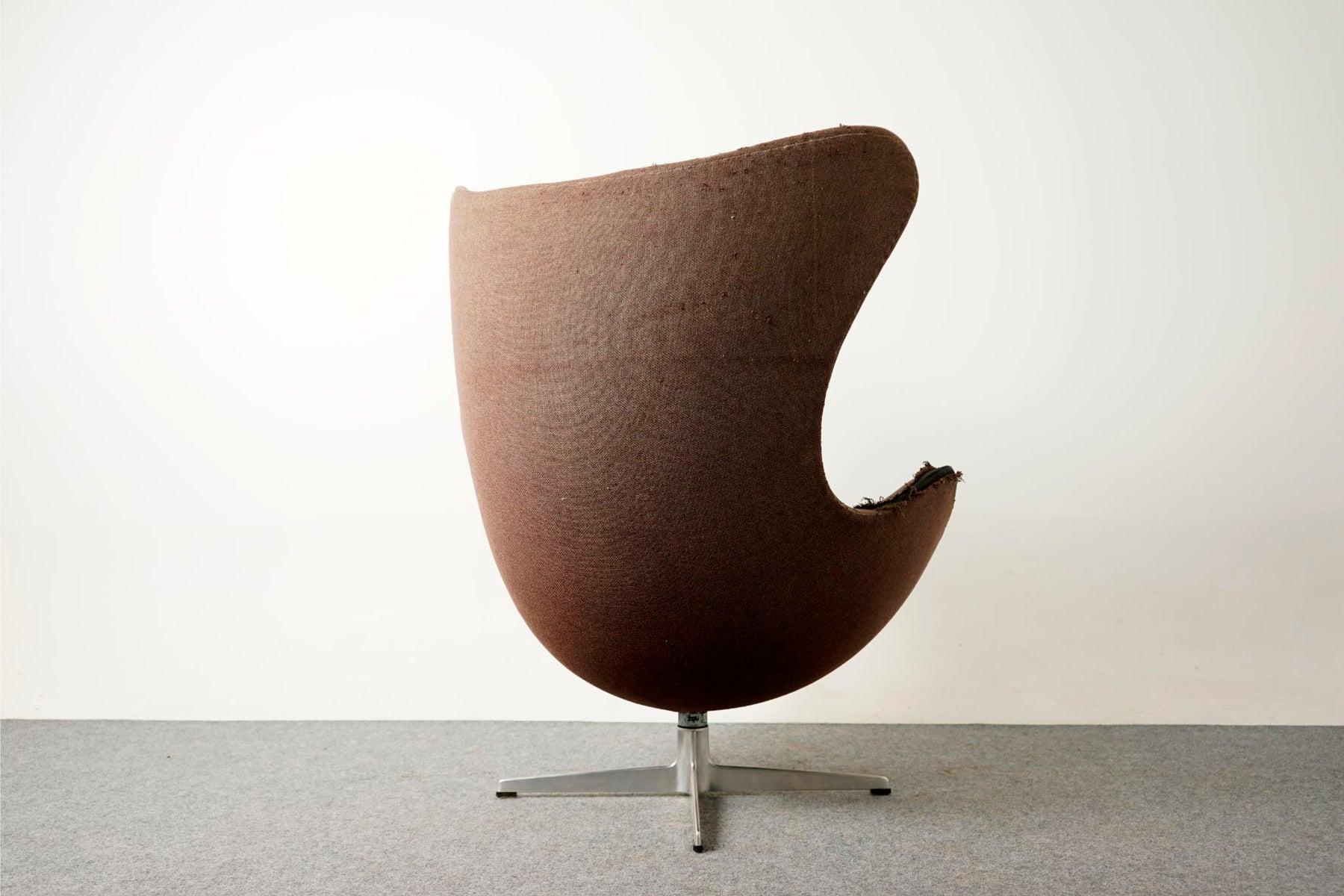 Chaise et pouf danoise moderne avec œuf d'Arne Jacobsen pour Fritz Hansen 1