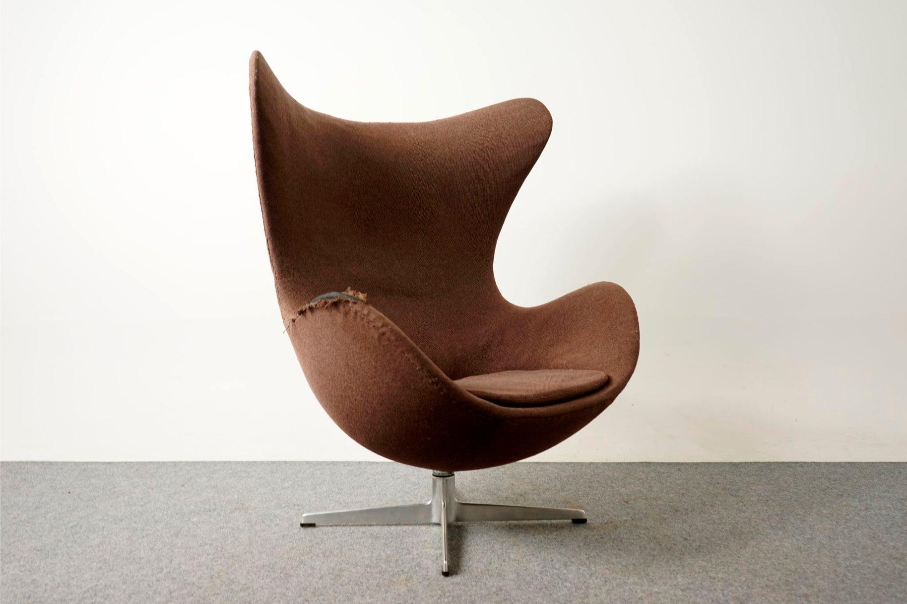 Chaise et pouf danoise moderne avec œuf d'Arne Jacobsen pour Fritz Hansen 2