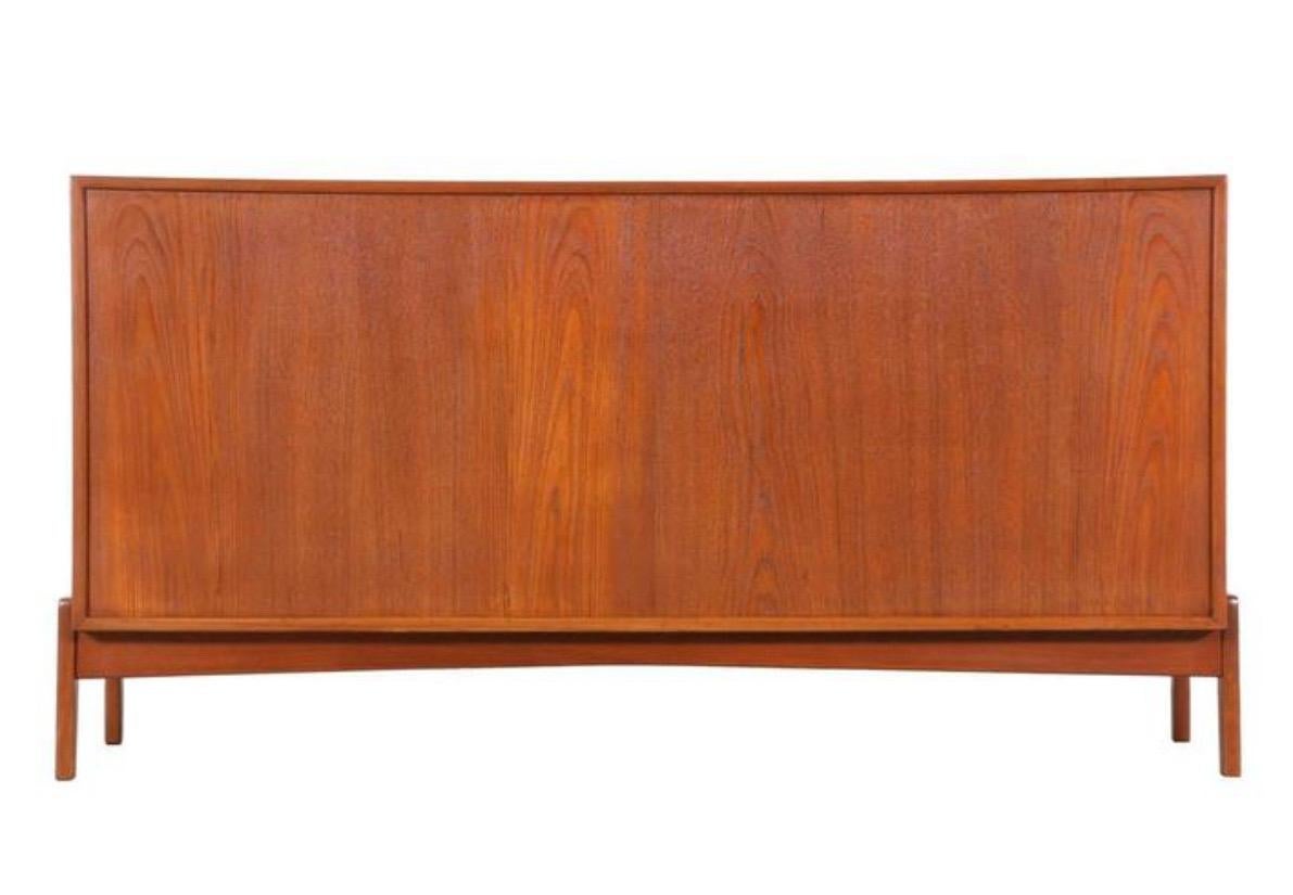 20ième siècle Commode danoise moderne à huit tiroirs en teck de William Watting en vente