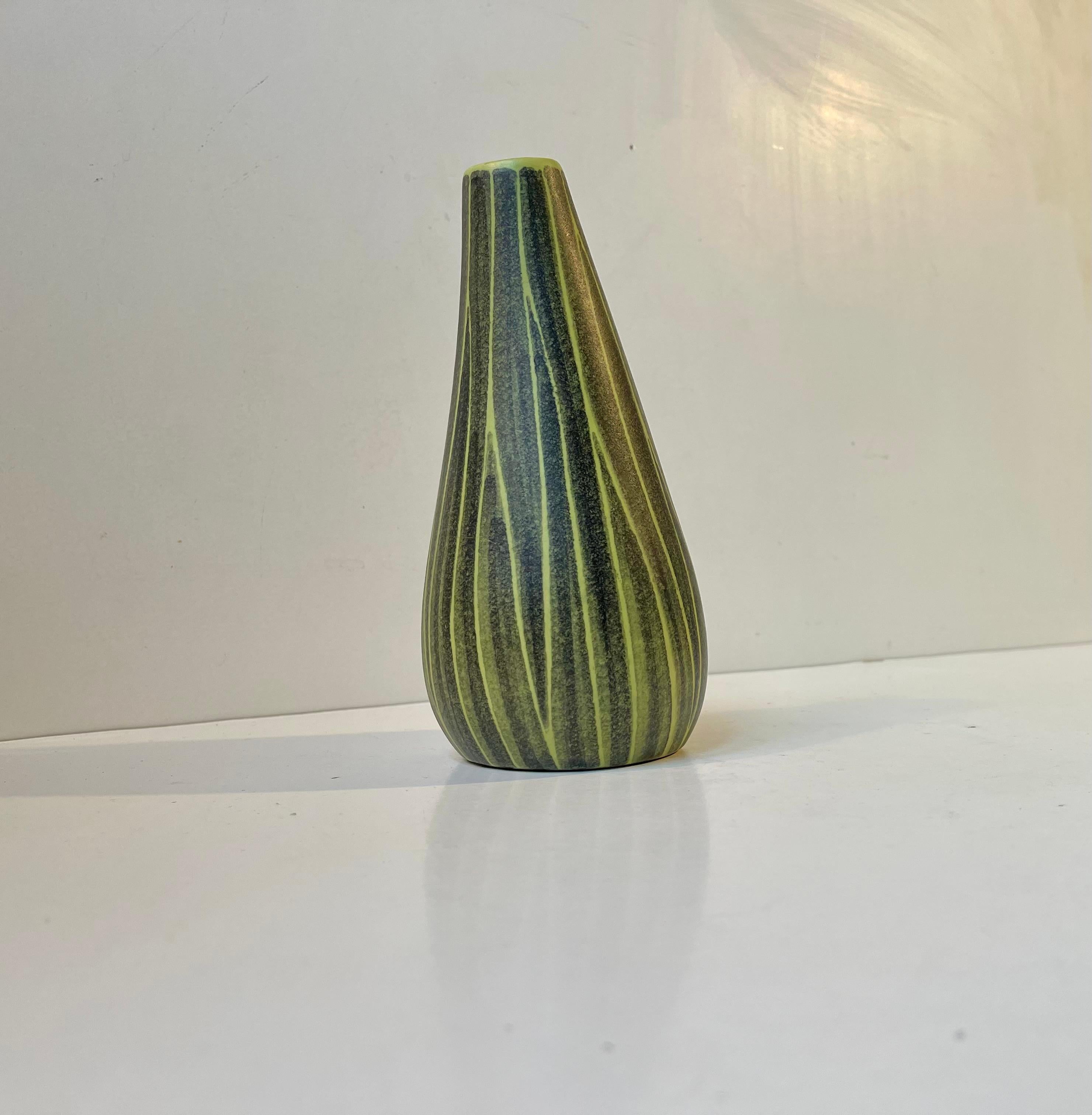 Mid-Century moderno Vaso moderno danese Elisabeth Loholt in ceramica con manico in bambù, anni '50 in vendita