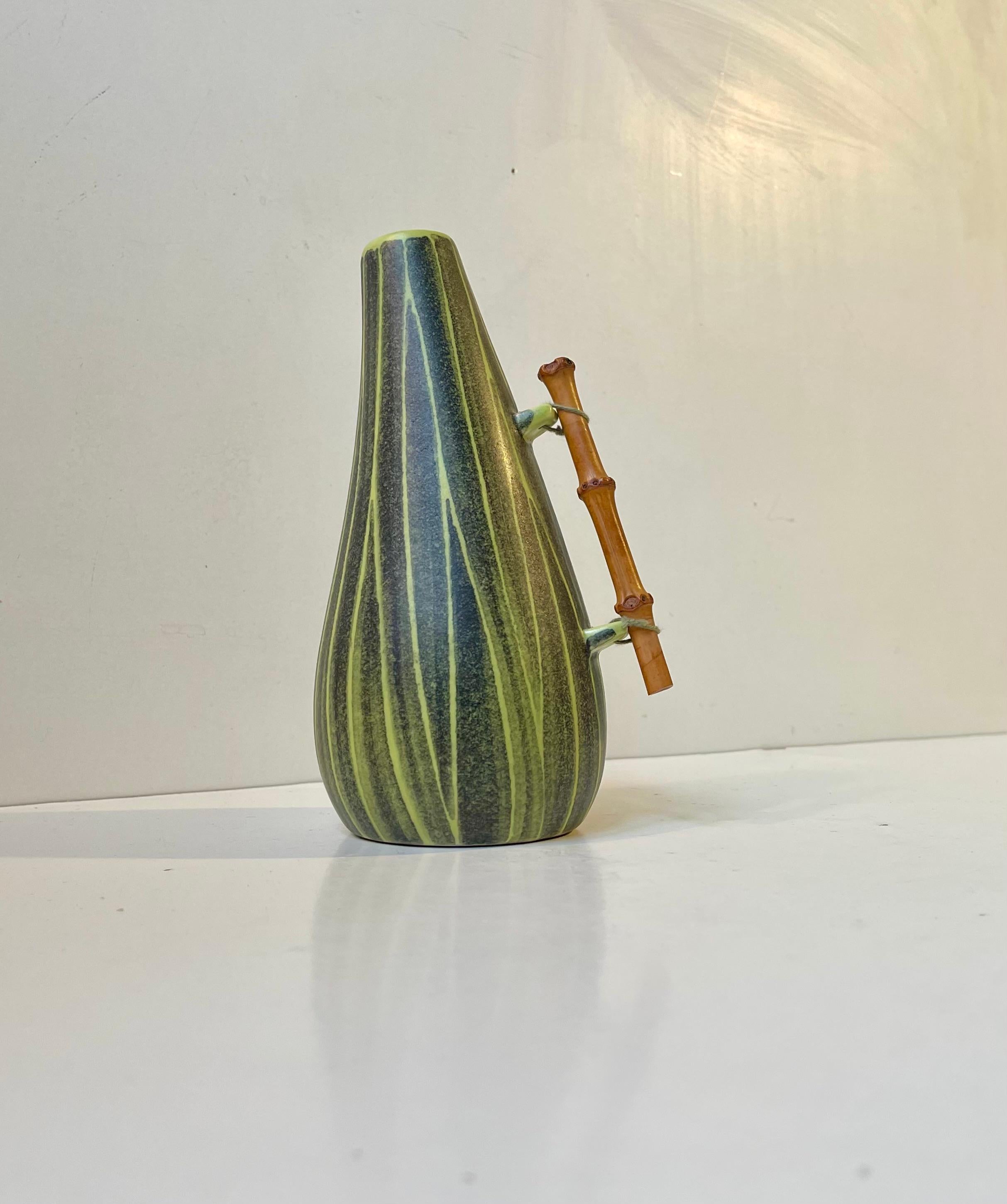 Danese Vaso moderno danese Elisabeth Loholt in ceramica con manico in bambù, anni '50 in vendita