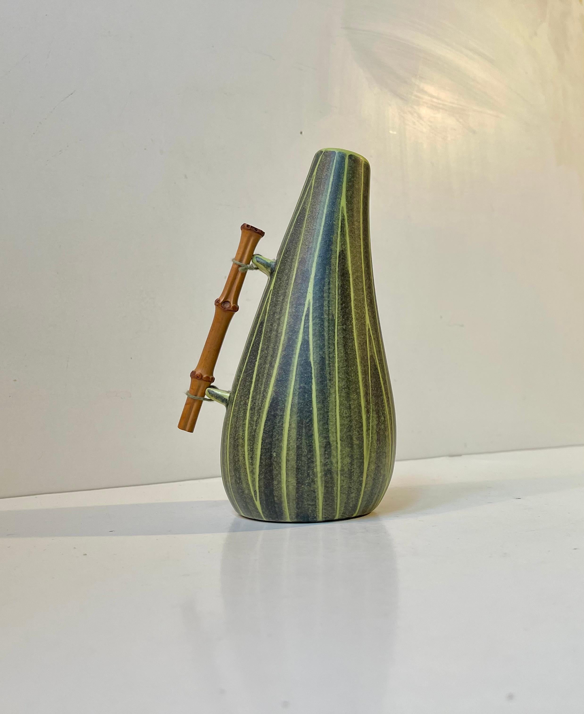 Smaltato Vaso moderno danese Elisabeth Loholt in ceramica con manico in bambù, anni '50 in vendita