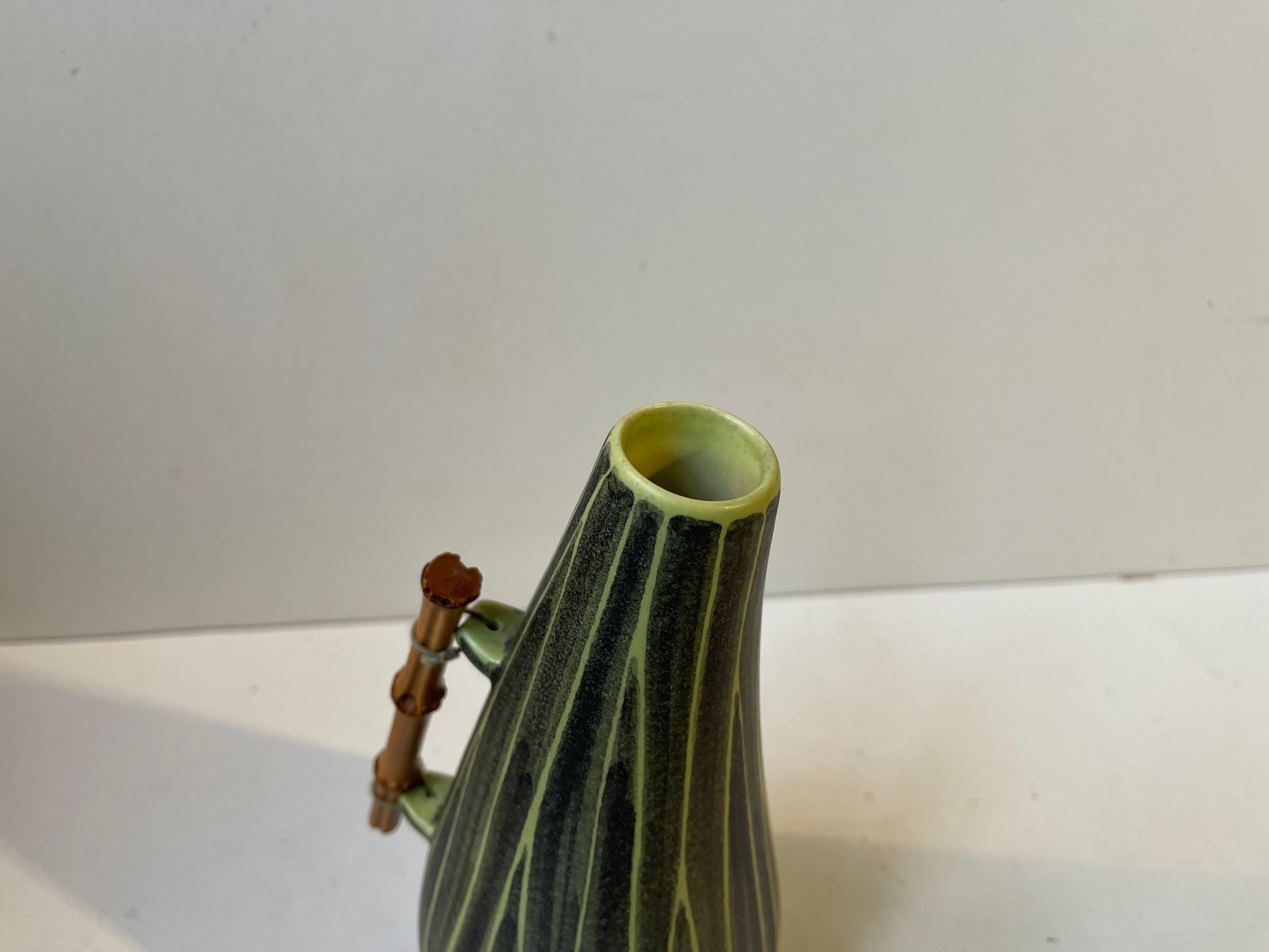 Vaso moderno danese Elisabeth Loholt in ceramica con manico in bambù, anni '50 In condizioni buone in vendita a Esbjerg, DK