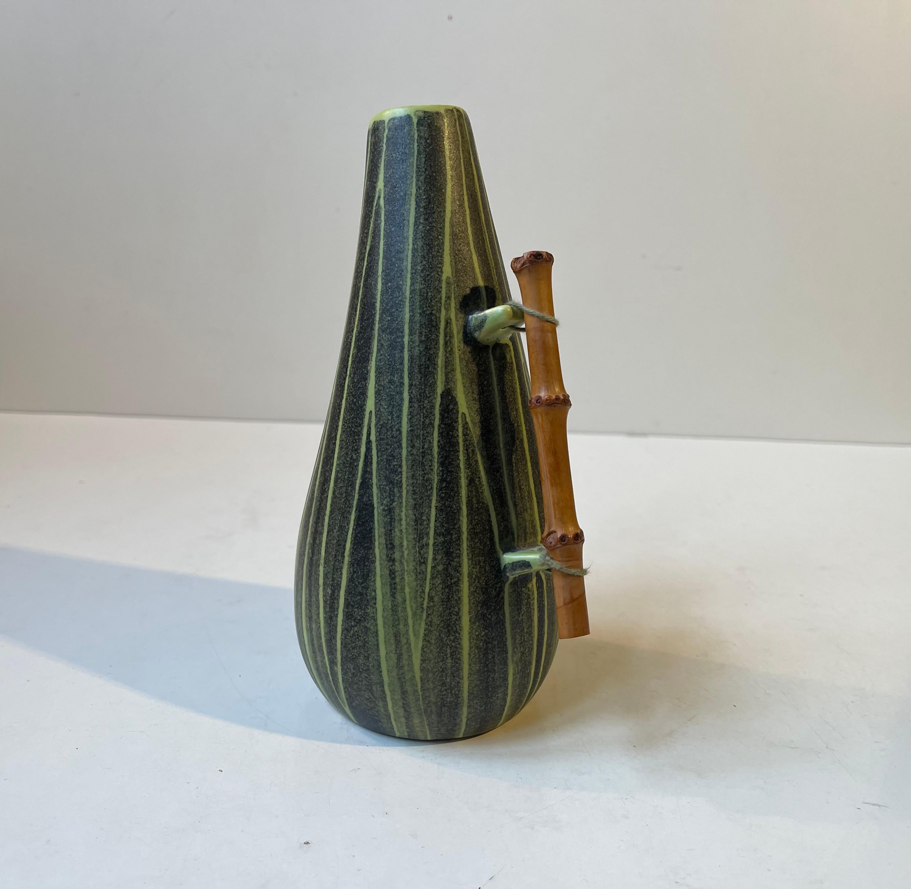 XX secolo Vaso moderno danese Elisabeth Loholt in ceramica con manico in bambù, anni '50 in vendita