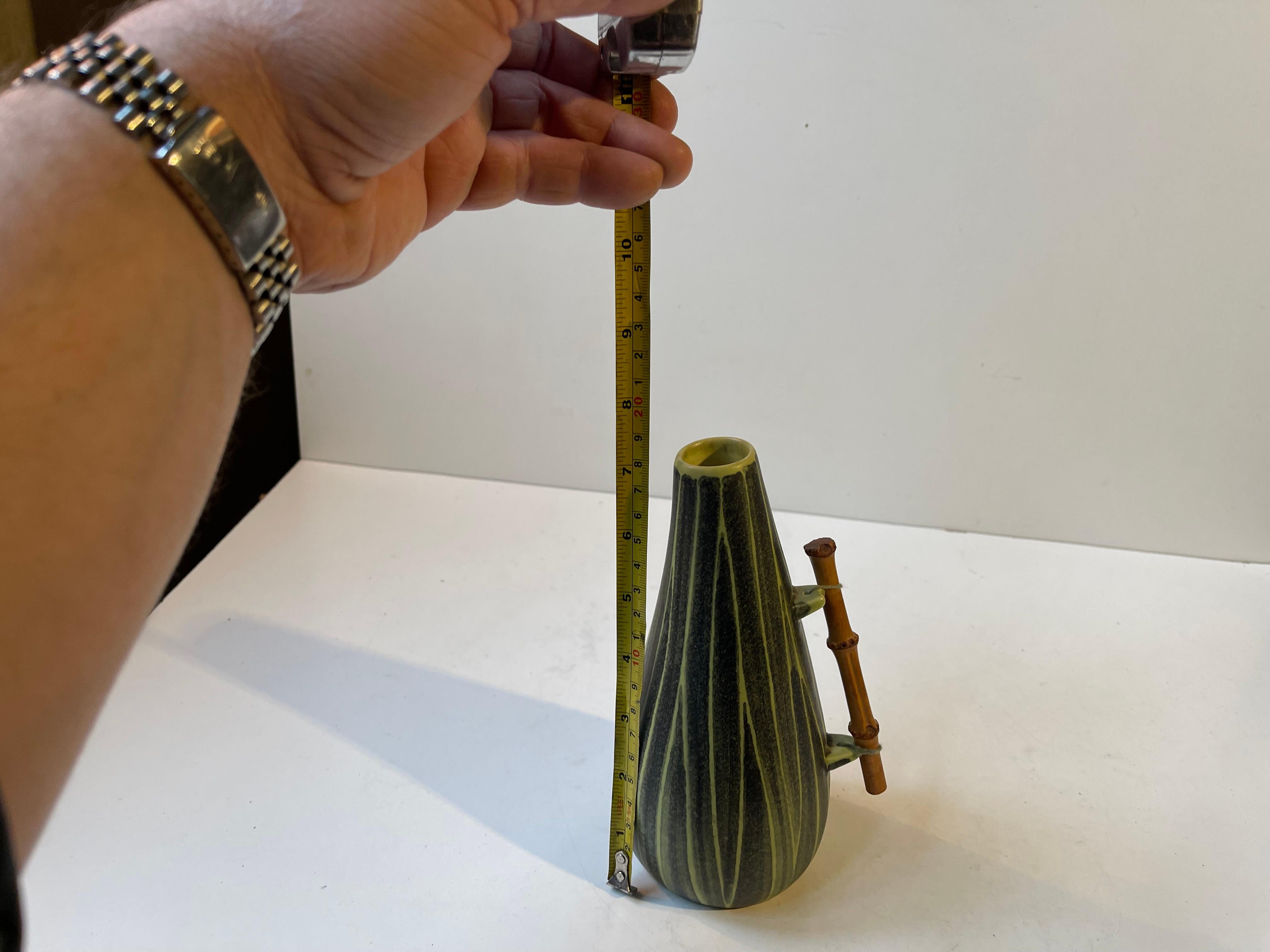 Vaso moderno danese Elisabeth Loholt in ceramica con manico in bambù, anni '50 in vendita 1