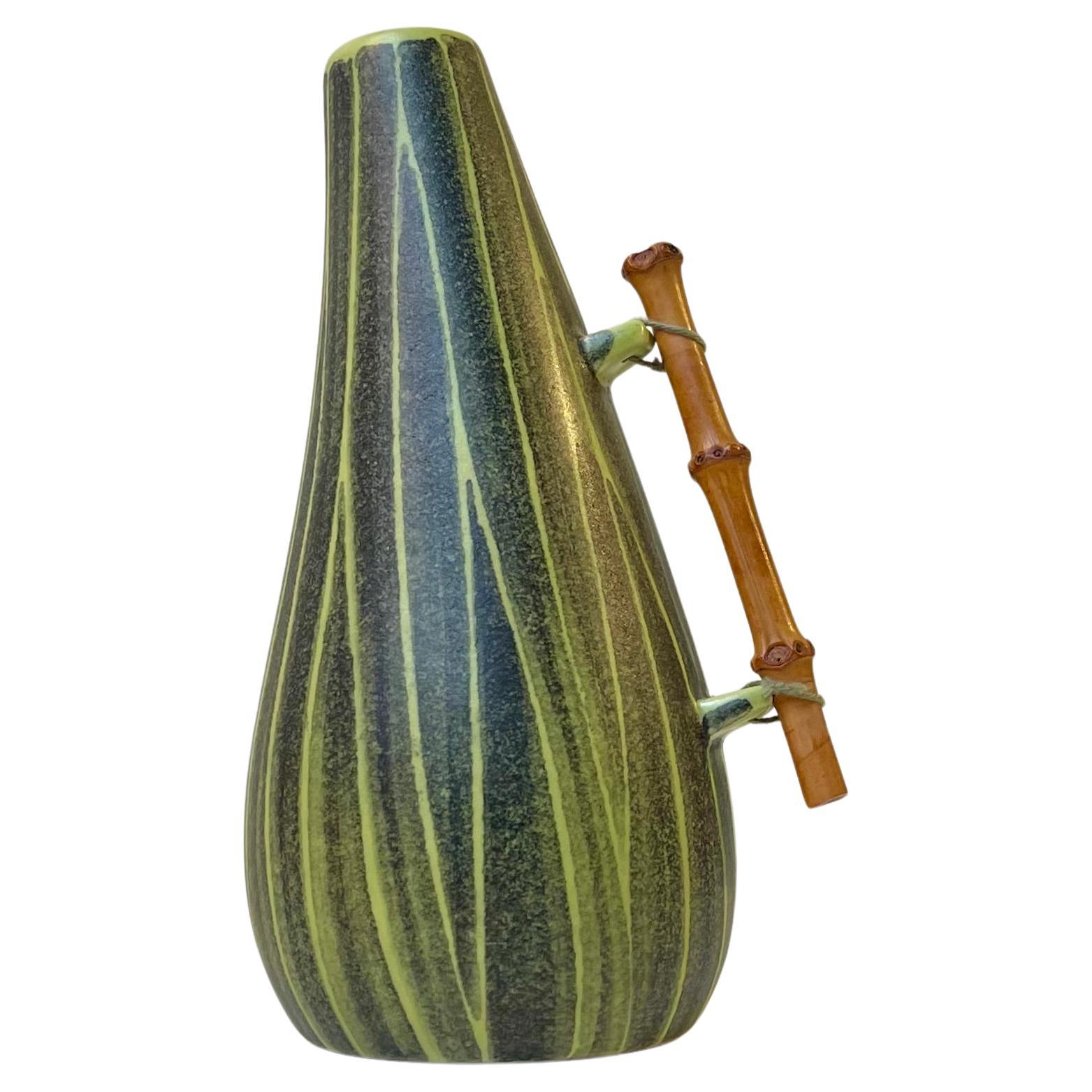 Vaso moderno danese Elisabeth Loholt in ceramica con manico in bamb�ù, anni 
50 in vendita