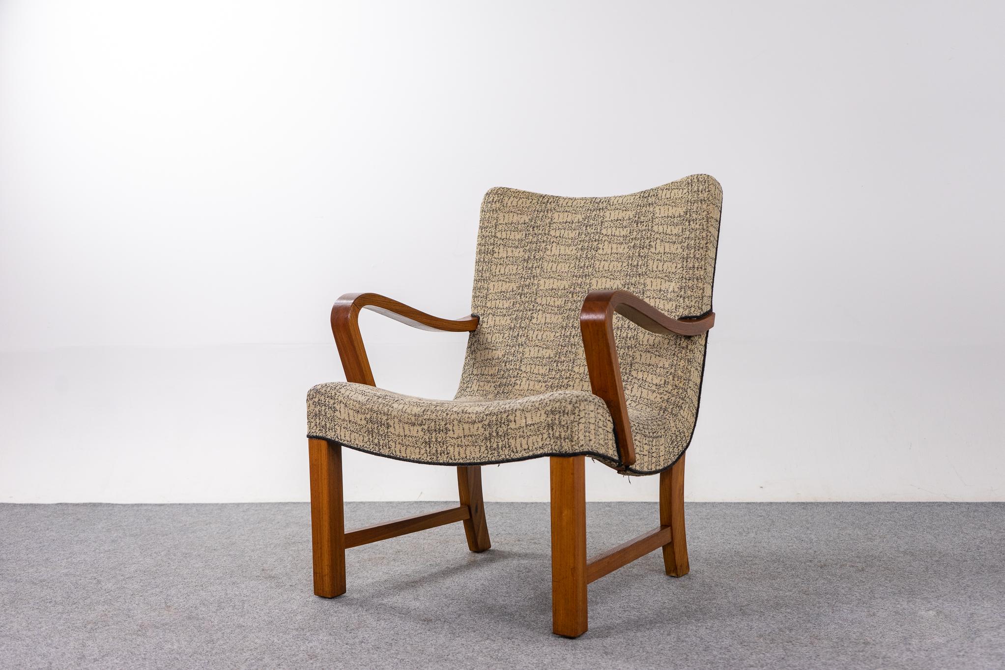 Dänischer moderner Loungesessel aus Ulme, ca. 1960er Jahre. Einzigartiger Stuhl, geschwungene Armlehnen, die sich im Körper des Stuhls widerspiegeln, ein modernes und skurriles Gefühl! Stabil und strukturell einwandfrei, originale Stoffpolsterung.