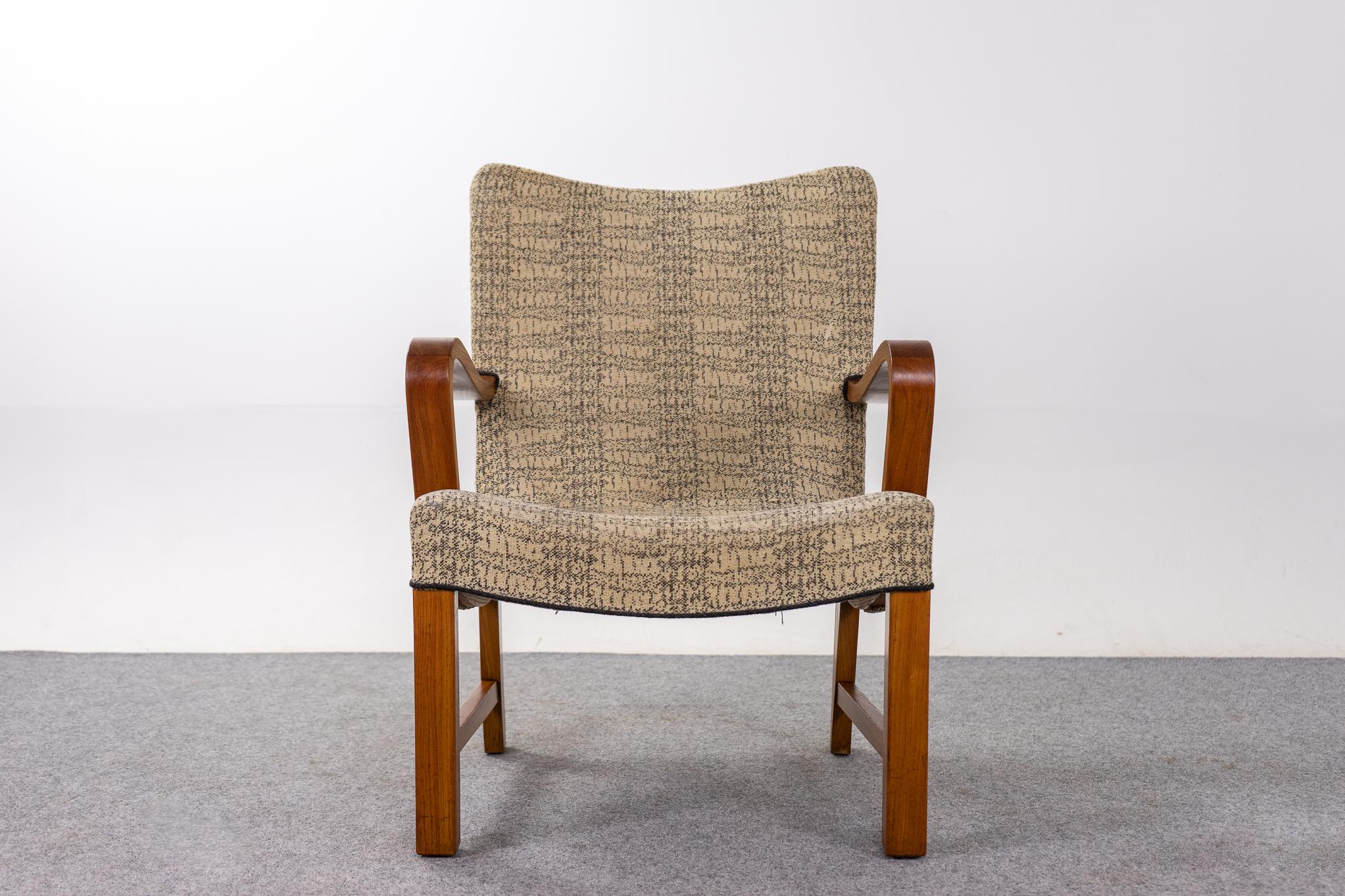 Danish Modern Elm Lounge Chair  In Good Condition For Sale In VANCOUVER, CA