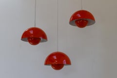 Dänische moderne emaillierte „Flower Pot“-Anhänger von Verner Panton, 1960er Jahre, 3er Jahre, Moderne