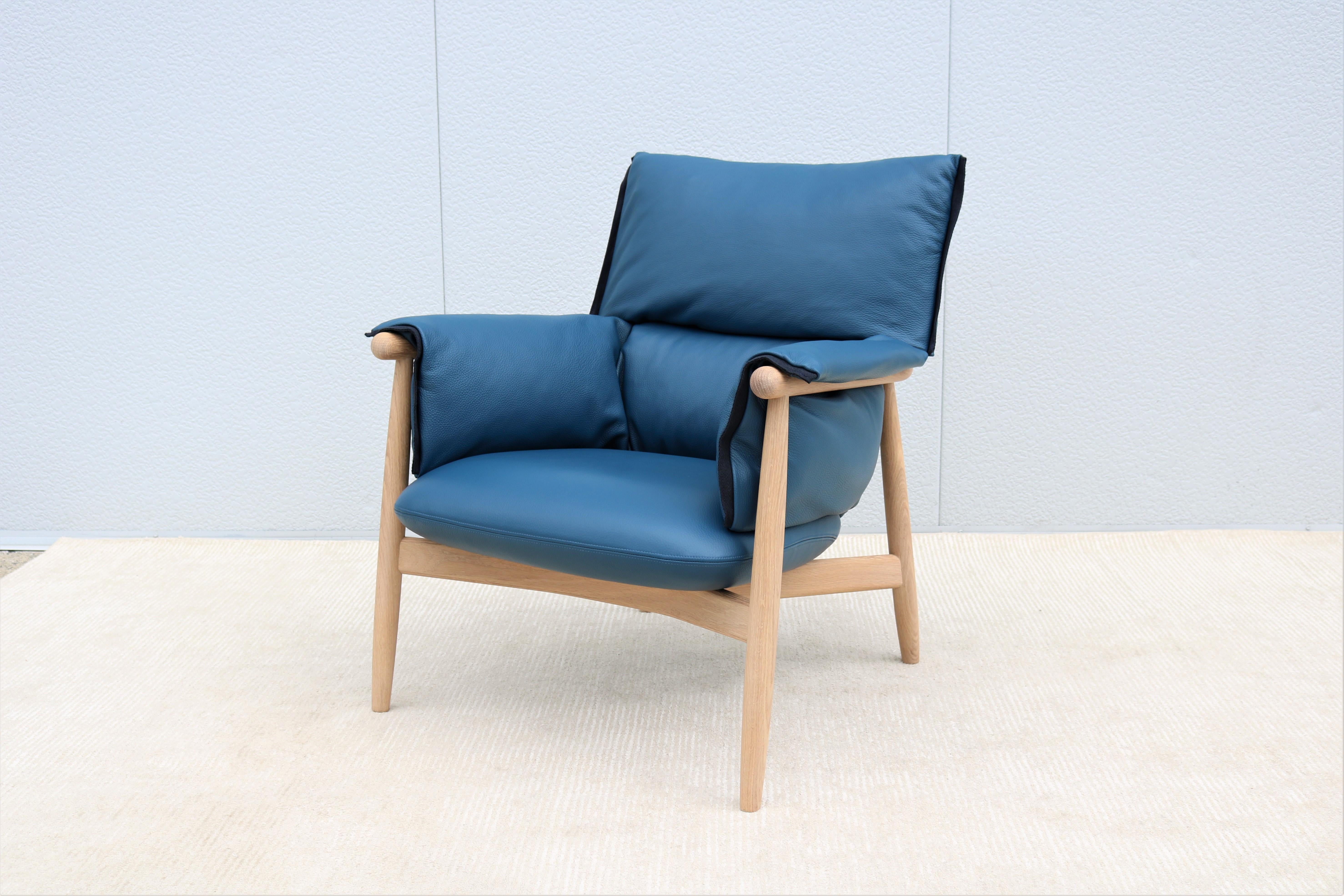 The elegant E015 Embrace lounge chair was designed by EOOS for Carl Hansen & Son in 2016, to provide superior comfort and relaxation.
The eye-catching design consists of a continuously visible wooden structure with a three-piece, rounded back and