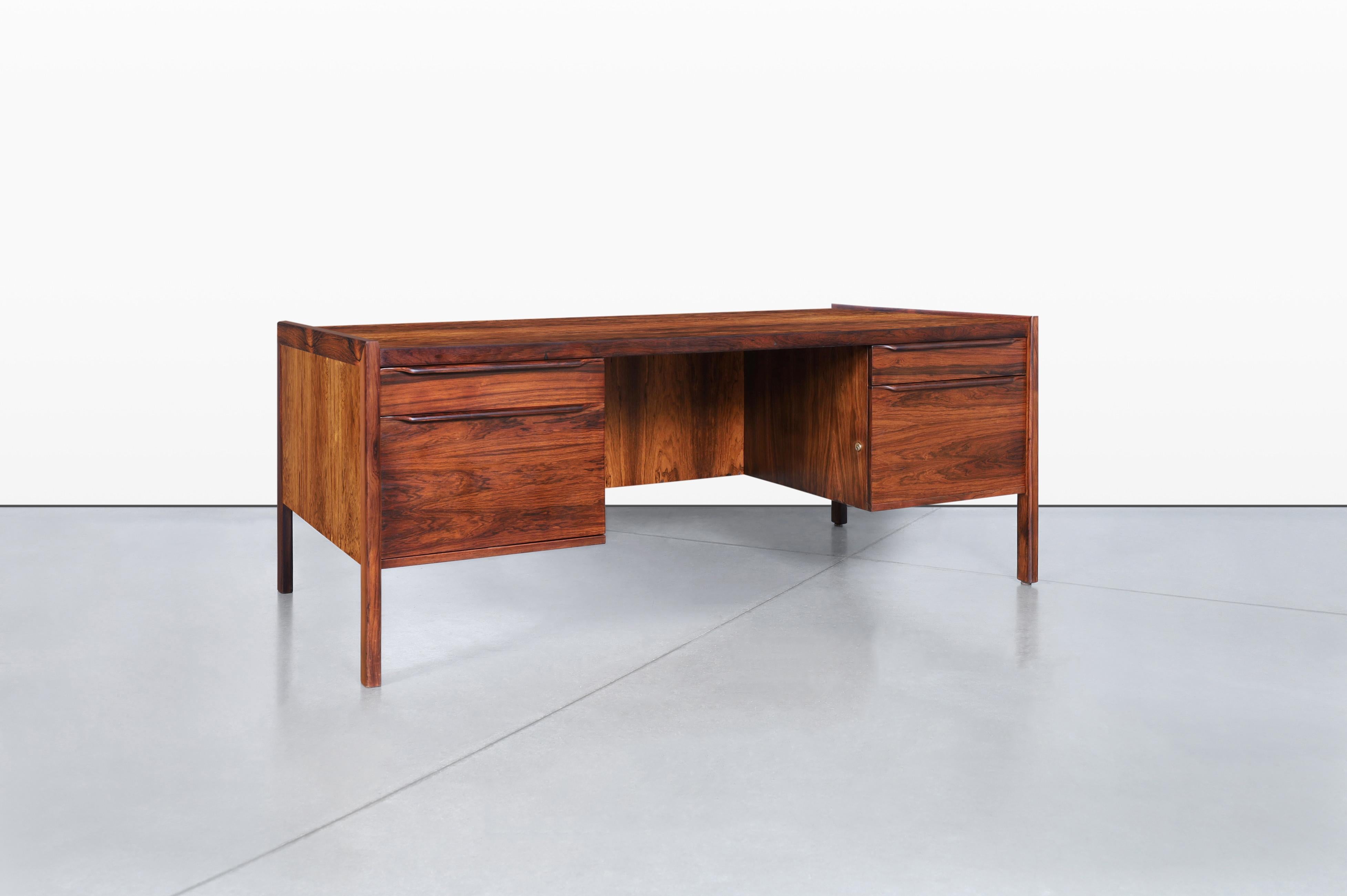 Superbe bureau de direction moderne danois en bois de rose conçu au Danemark, vers les années 1960. Cette grande version du bureau en bois de rose a été soigneusement remise à neuf pour révéler sa beauté naturelle et son incroyable grain. Son design