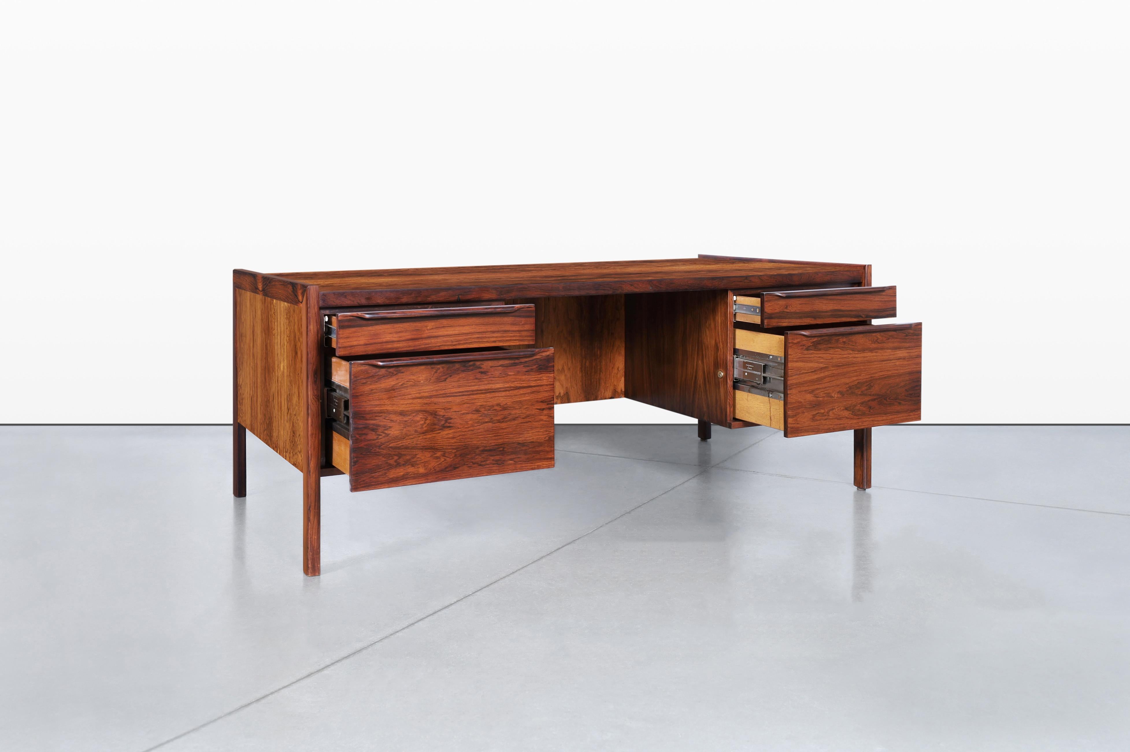 Danois Bureau de direction danois moderne en bois de rose brésilien en vente