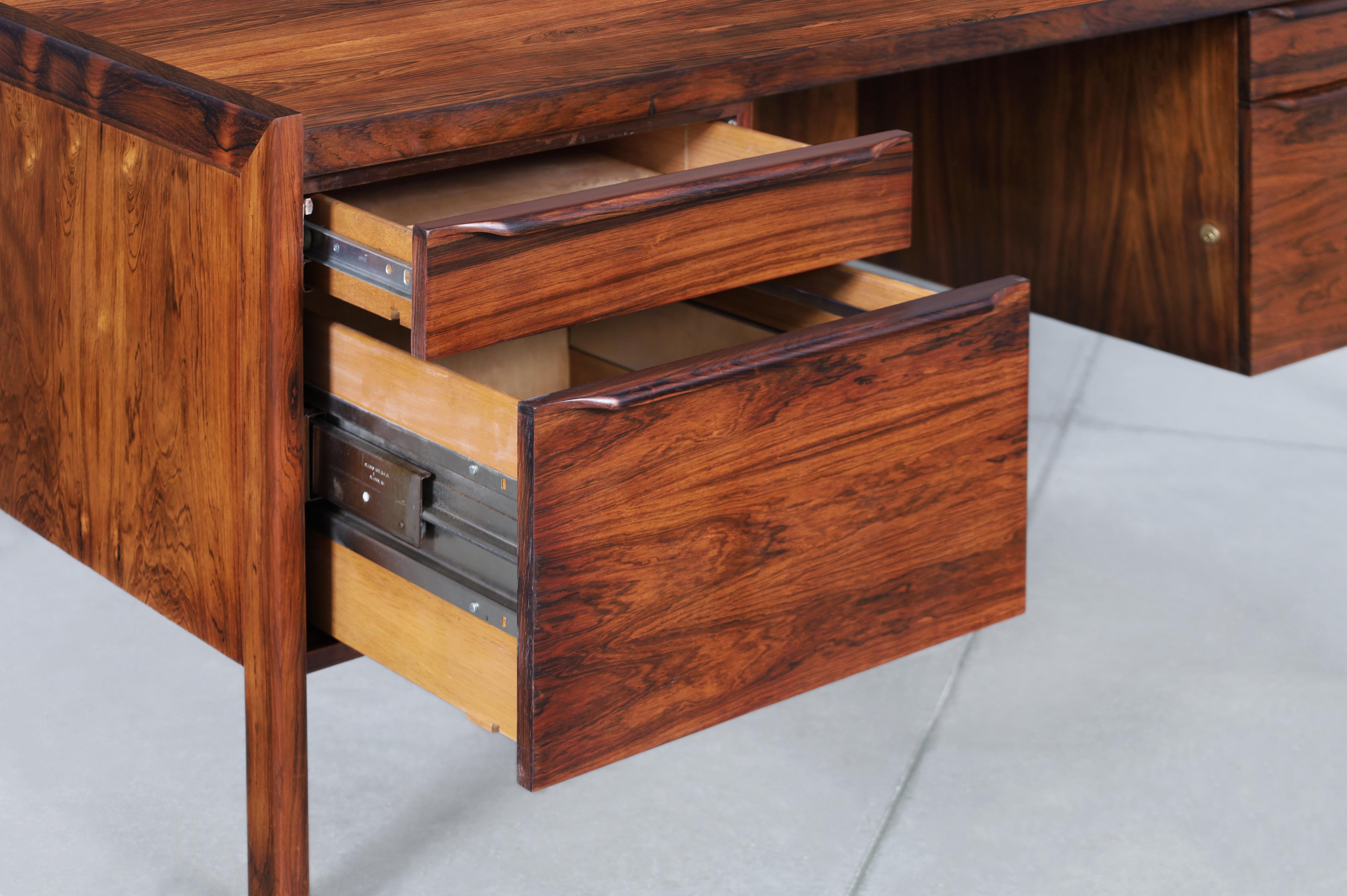 Bureau de direction danois moderne en bois de rose brésilien Excellent état - En vente à North Hollywood, CA