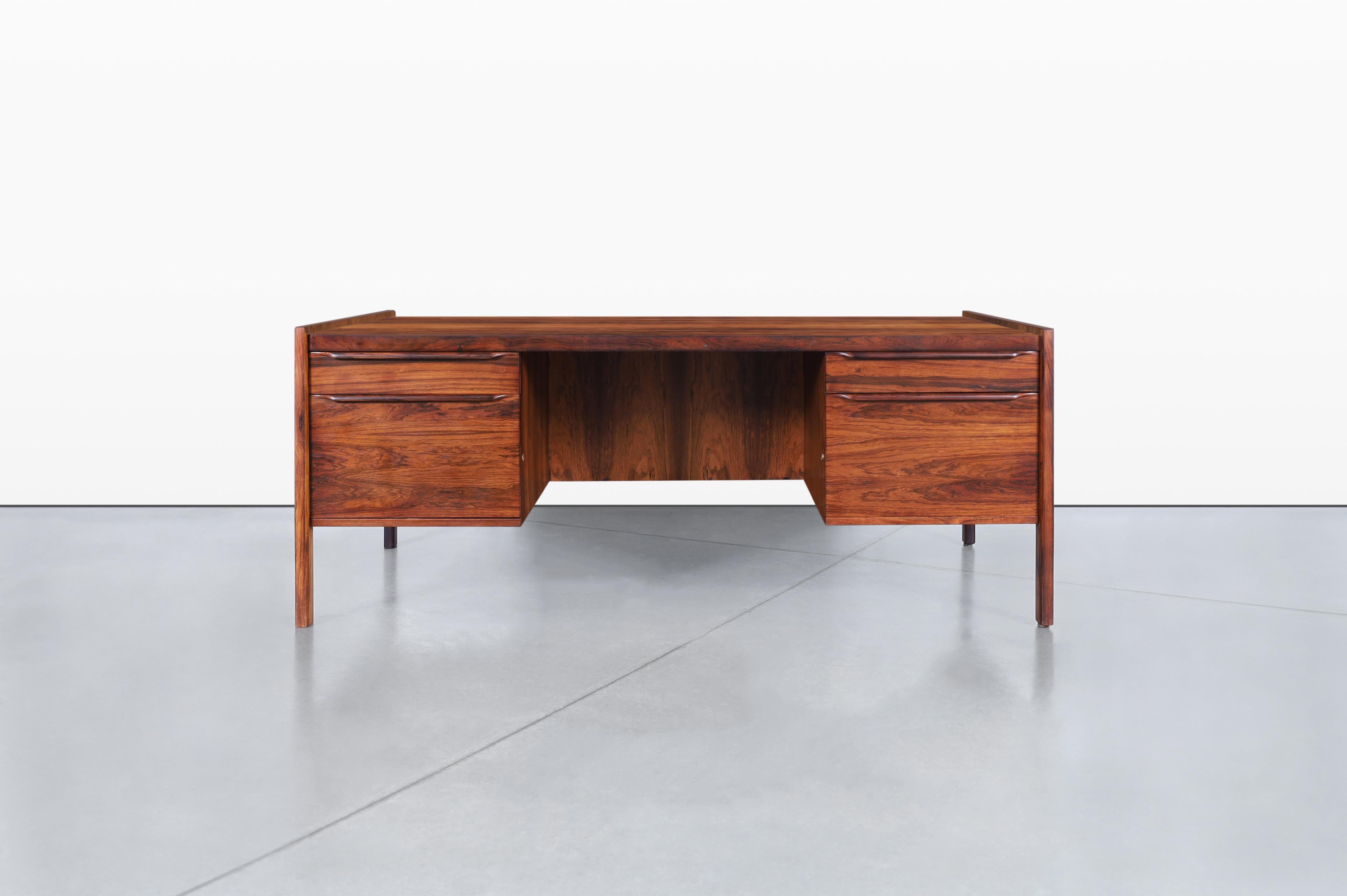 Milieu du XXe siècle Bureau de direction danois moderne en bois de rose brésilien en vente