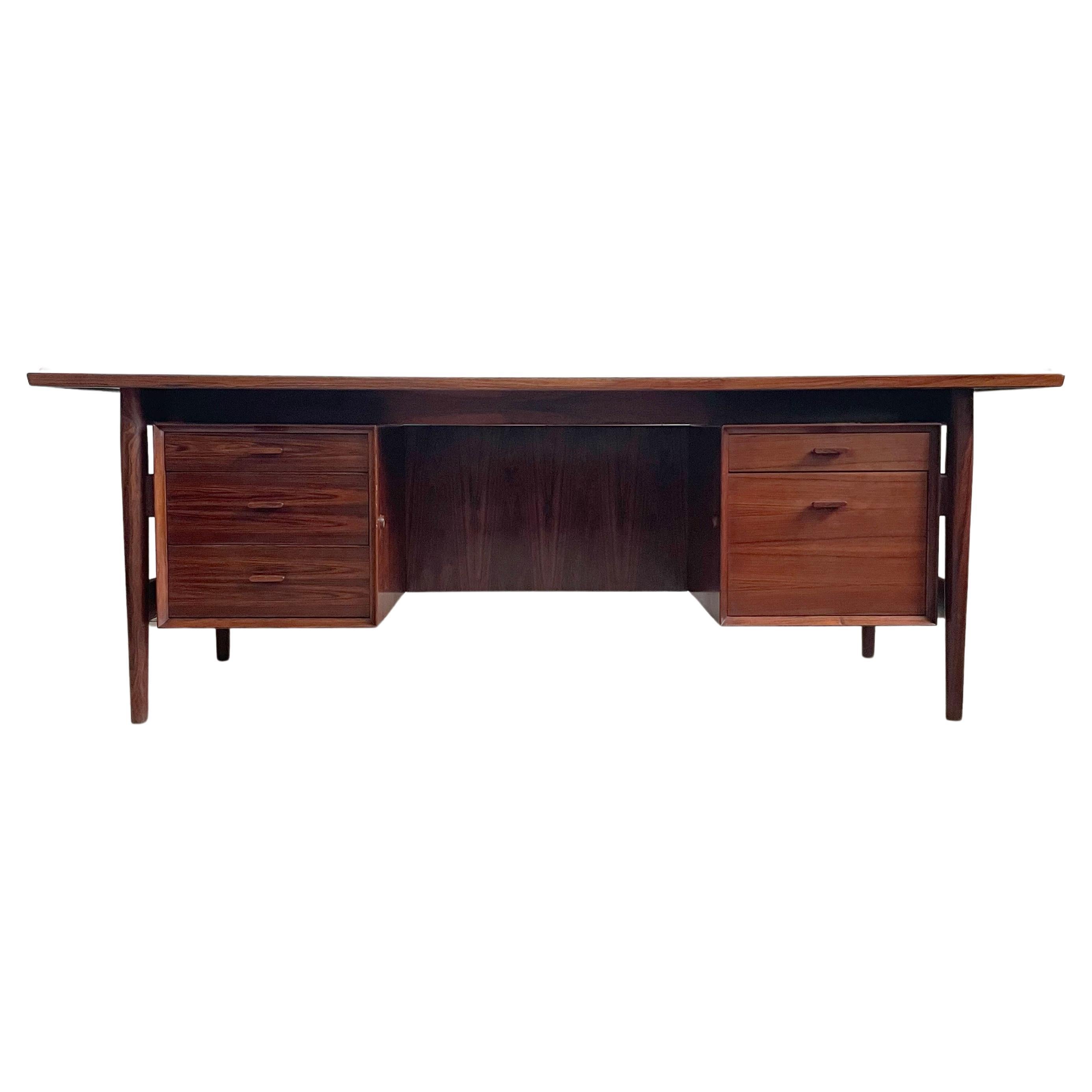 Der Schreibtisch Modell 207 von Arne Vodder ist ein bekannter Klassiker der dänischen Moderne und sehr begehrt.
Hergestellt von Sibast in den 1960er Jahren.

Der Schreibtisch ist aus massivem Holz gefertigt, meist aus exotischem brasilianischem oder