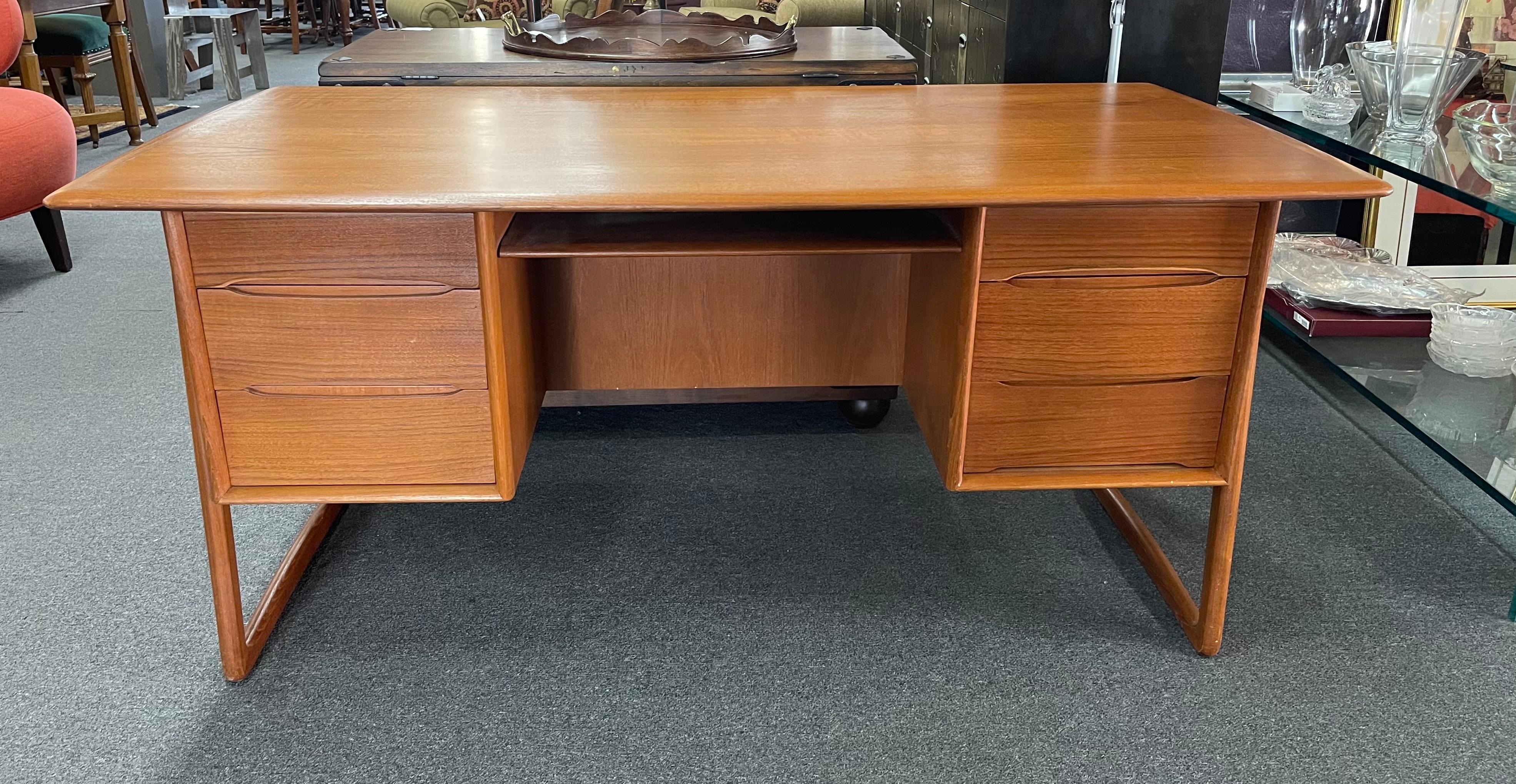 Danish Modern Executive Desk in Teak by Svend Aage Madsen for Sigurd Hansen For Sale 3