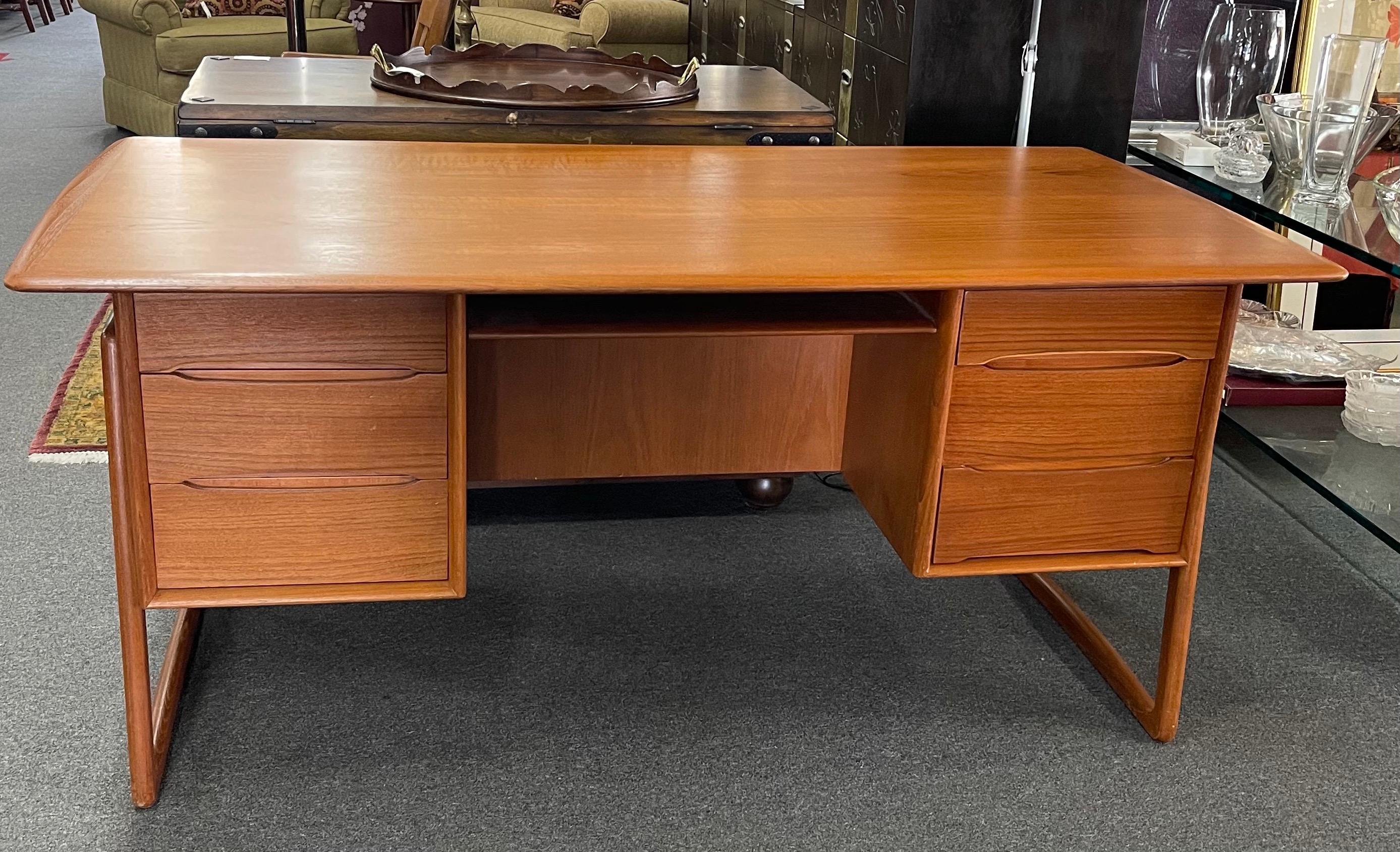 Danish Modern Executive Desk in Teak by Svend Aage Madsen for Sigurd Hansen In Good Condition For Sale In San Diego, CA