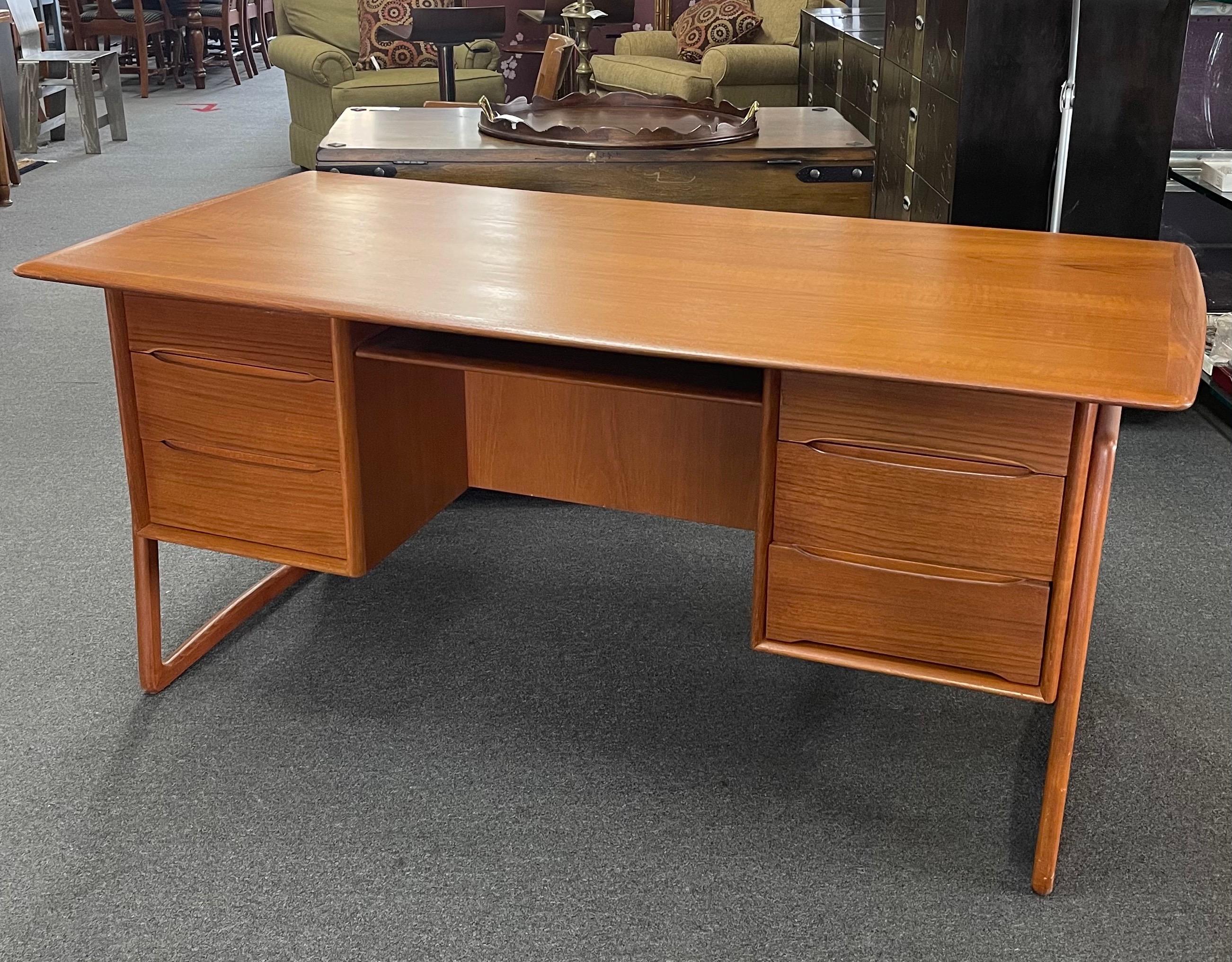 Danish Modern Executive Desk in Teak by Svend Aage Madsen for Sigurd Hansen For Sale 2