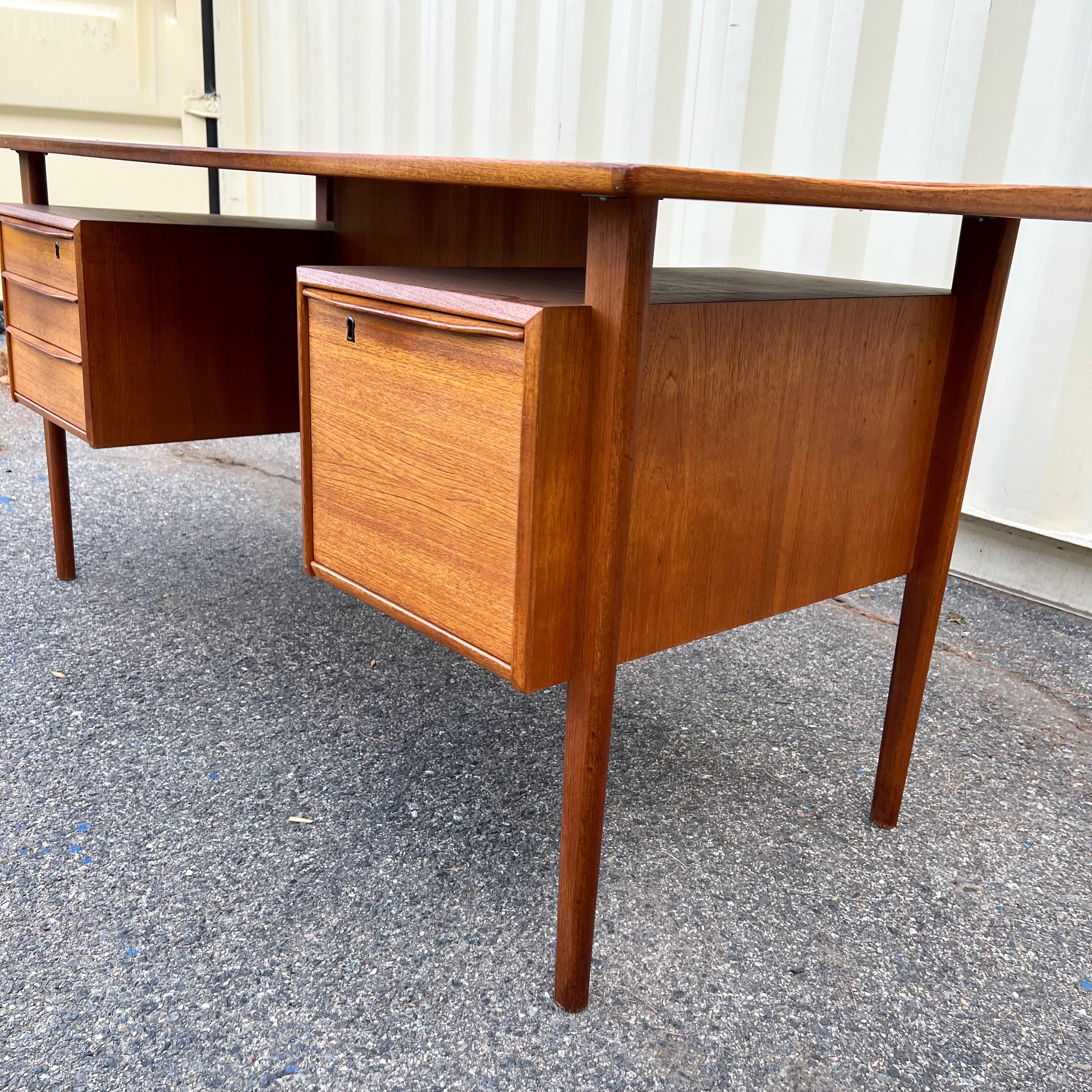 Danish Modern Executive Desk with Floating-Top by Peter Lovig Nielsen 29
