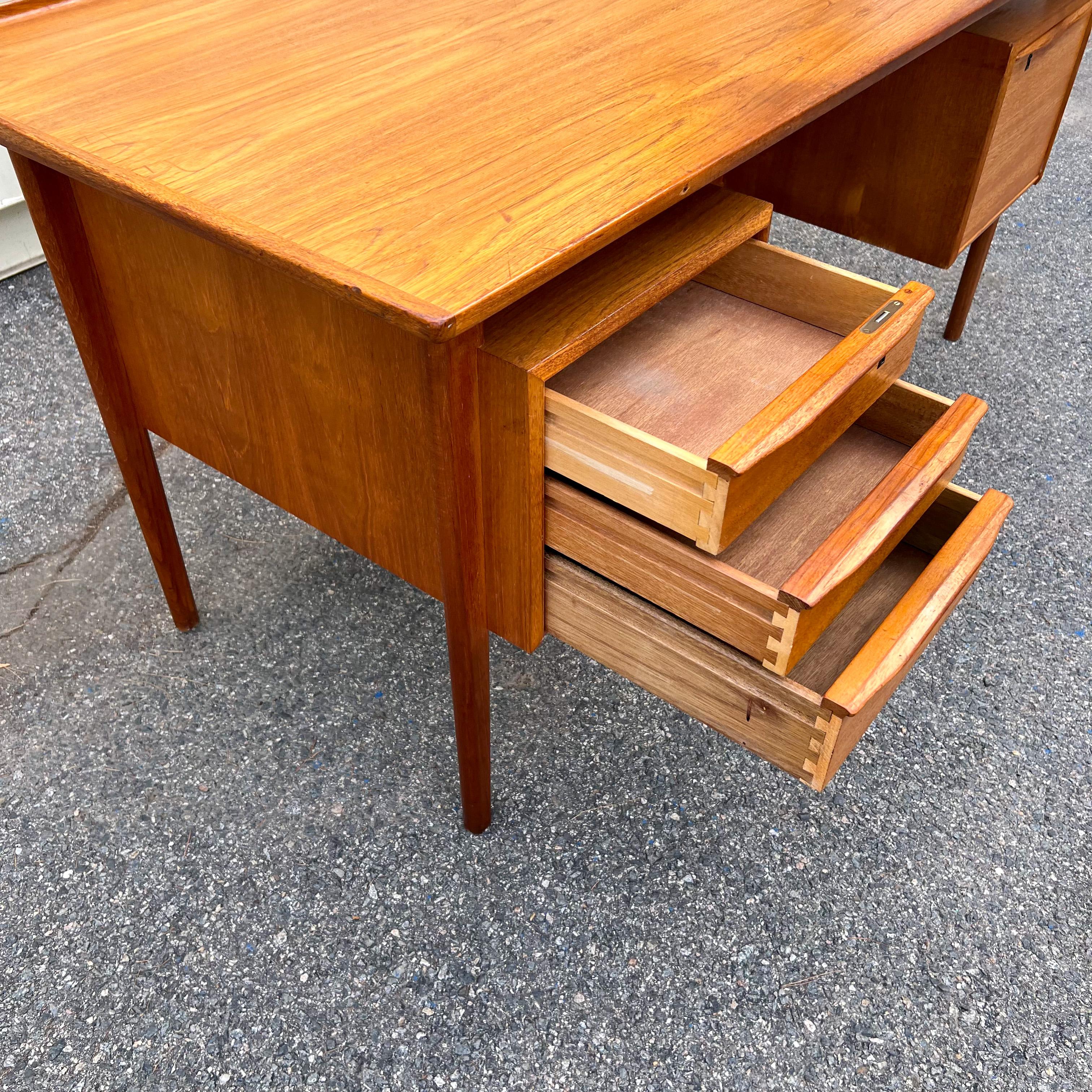 Danish Modern Executive Desk with Floating-Top by Peter Lovig Nielsen 30