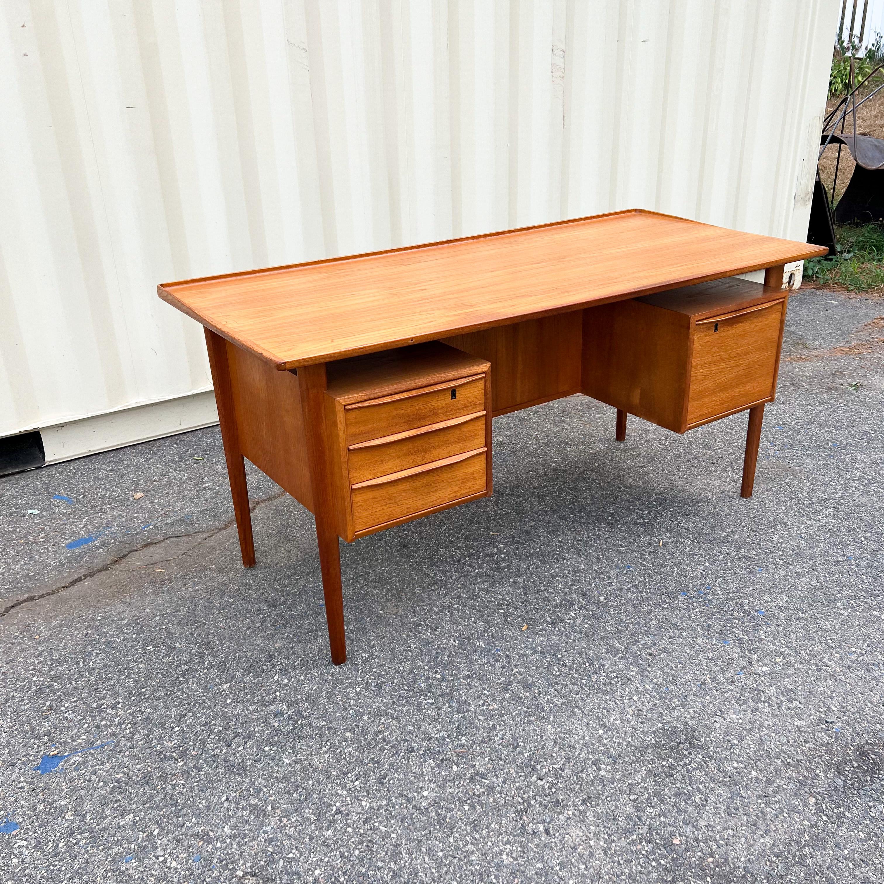 Danish Modern Executive Desk with Floating-Top by Peter Lovig Nielsen 3