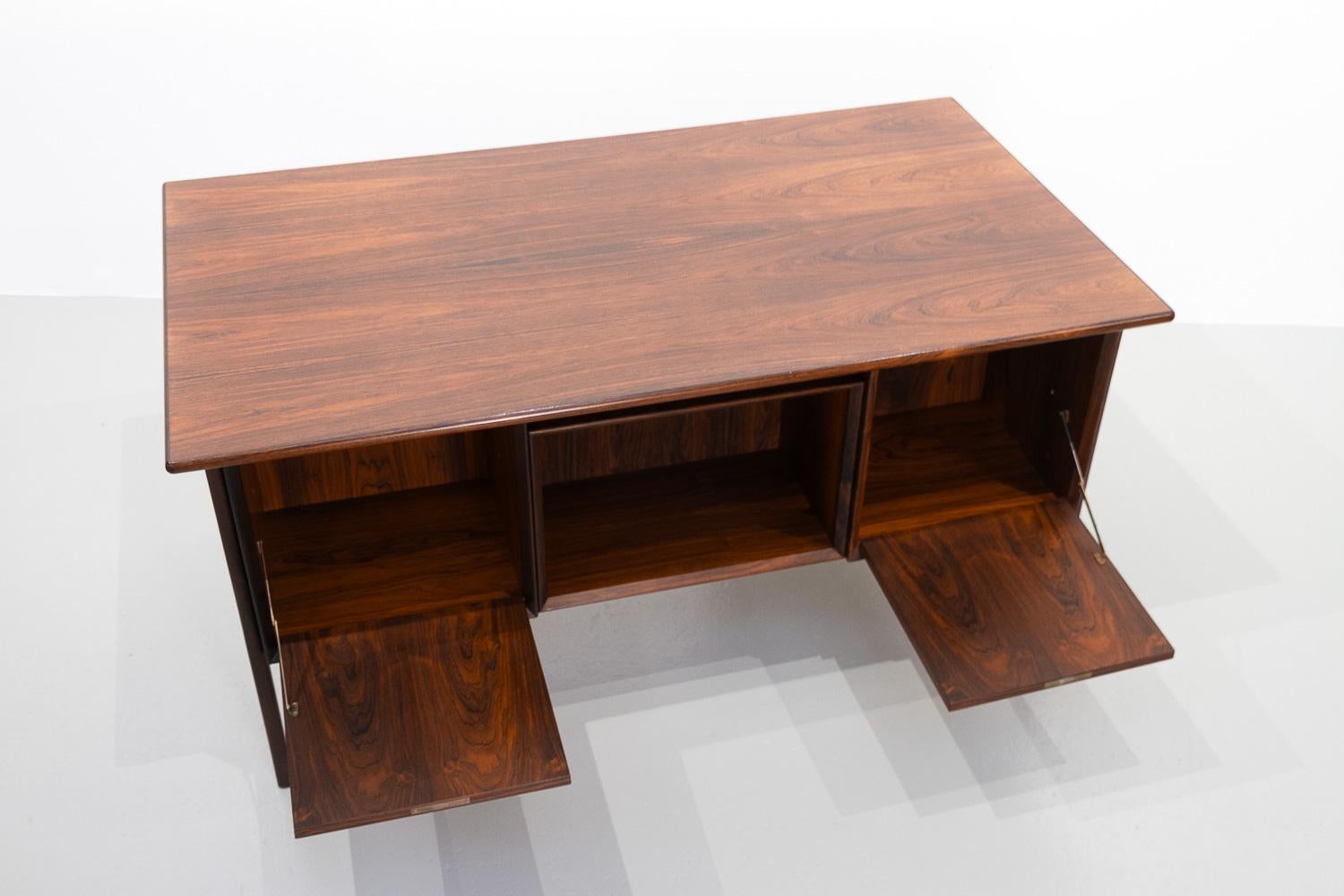 Danish Modern Executive Freestanding Rosewood Desk, 1960s. For Sale 9