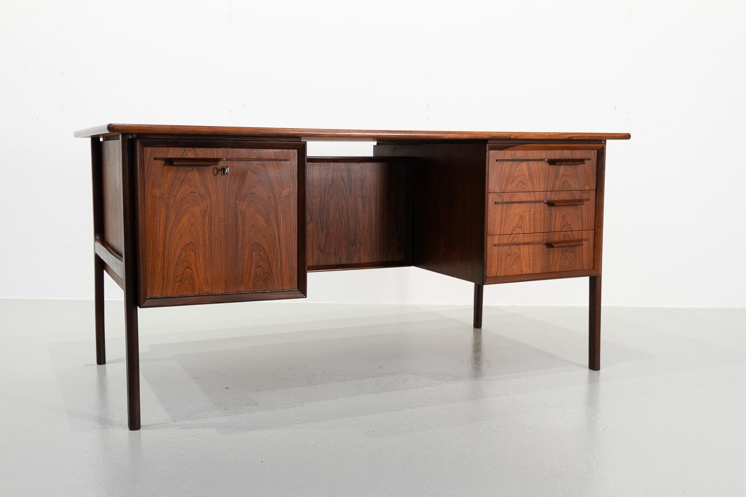 Mid-Century Modern Danish Modern Executive Freestanding Rosewood Desk, 1960s. For Sale