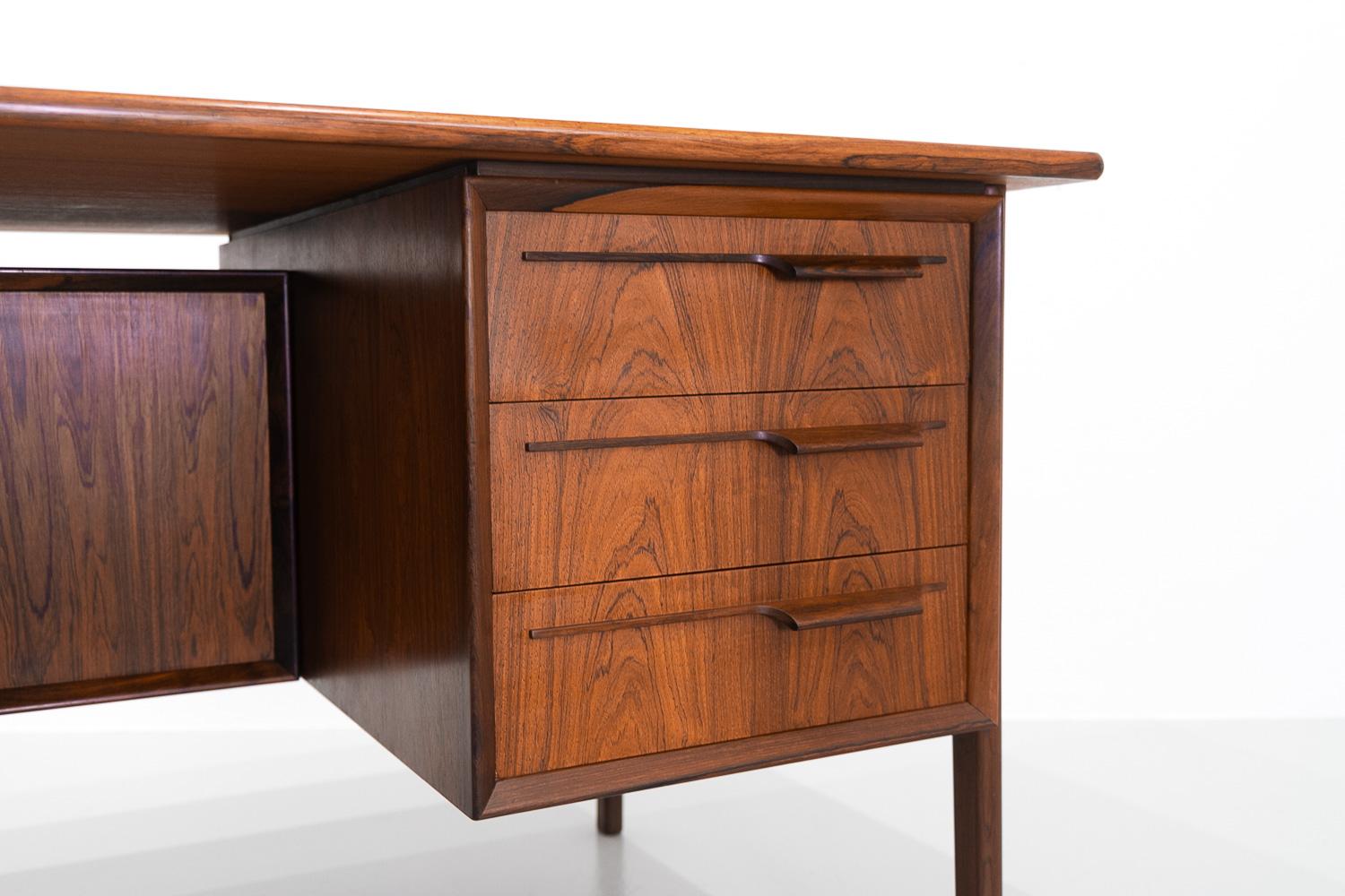 Danish Modern Executive Freestanding Rosewood Desk, 1960s. In Good Condition For Sale In Asaa, DK