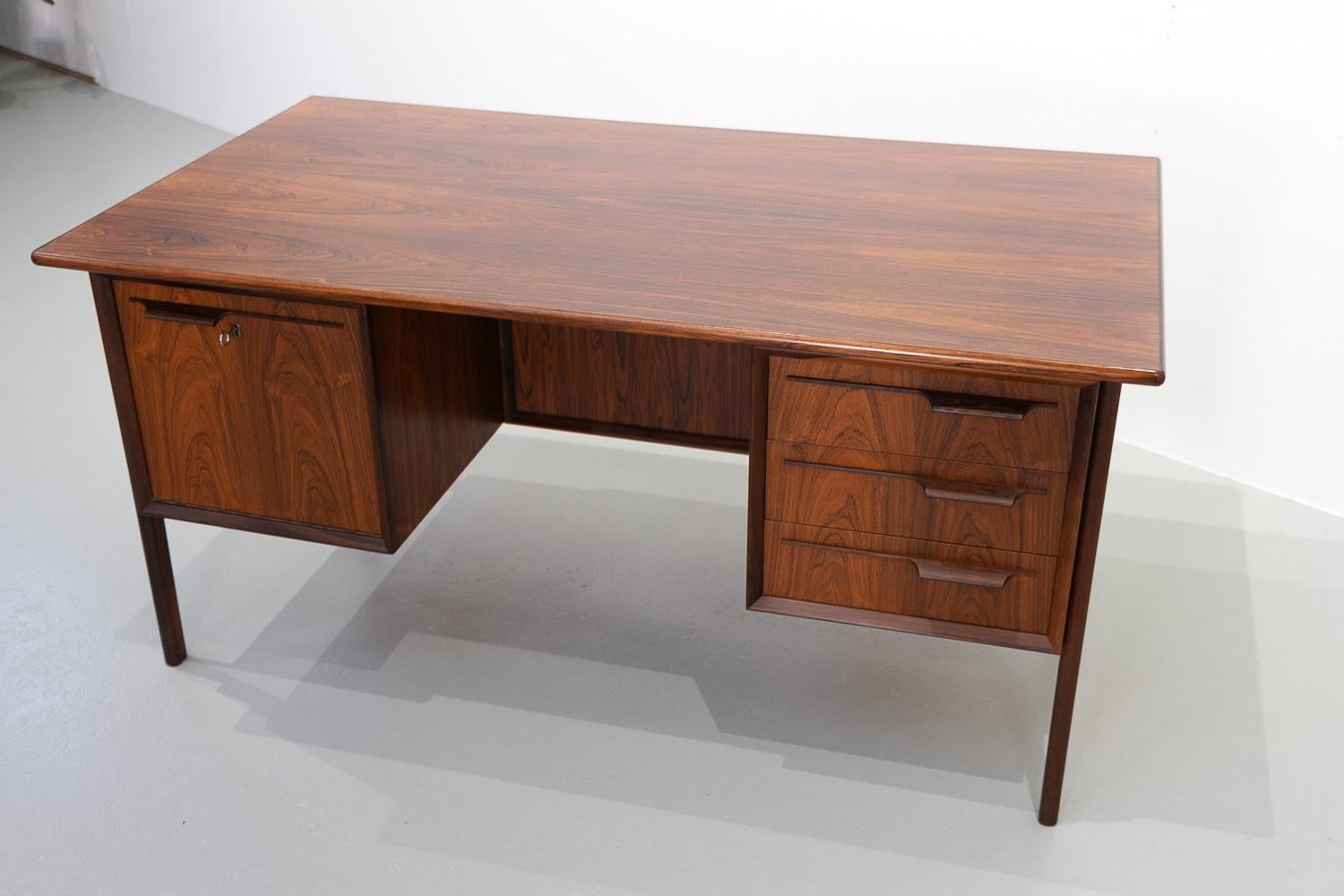 Mid-20th Century Danish Modern Executive Freestanding Rosewood Desk, 1960s. For Sale