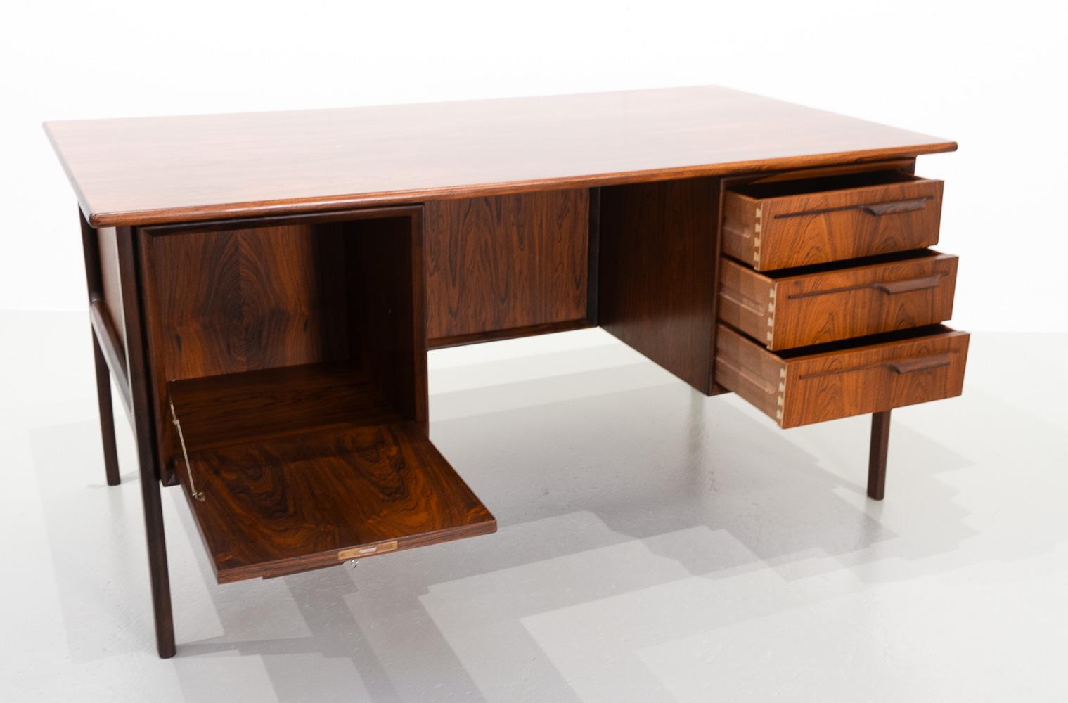 Danish Modern Executive Freestanding Rosewood Desk, 1960s. For Sale 2