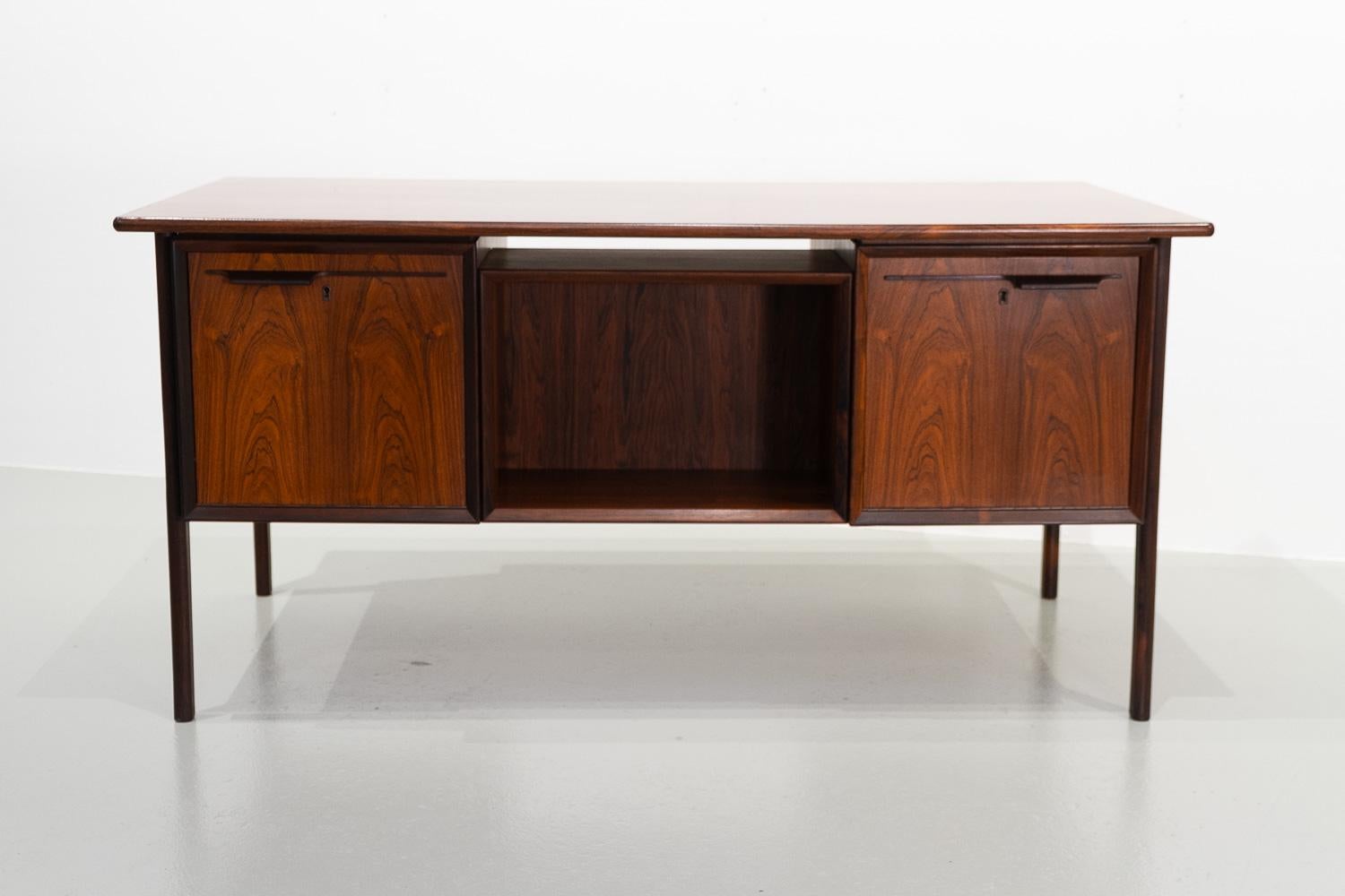 Danish Modern Executive Freestanding Rosewood Desk, 1960s. For Sale 4