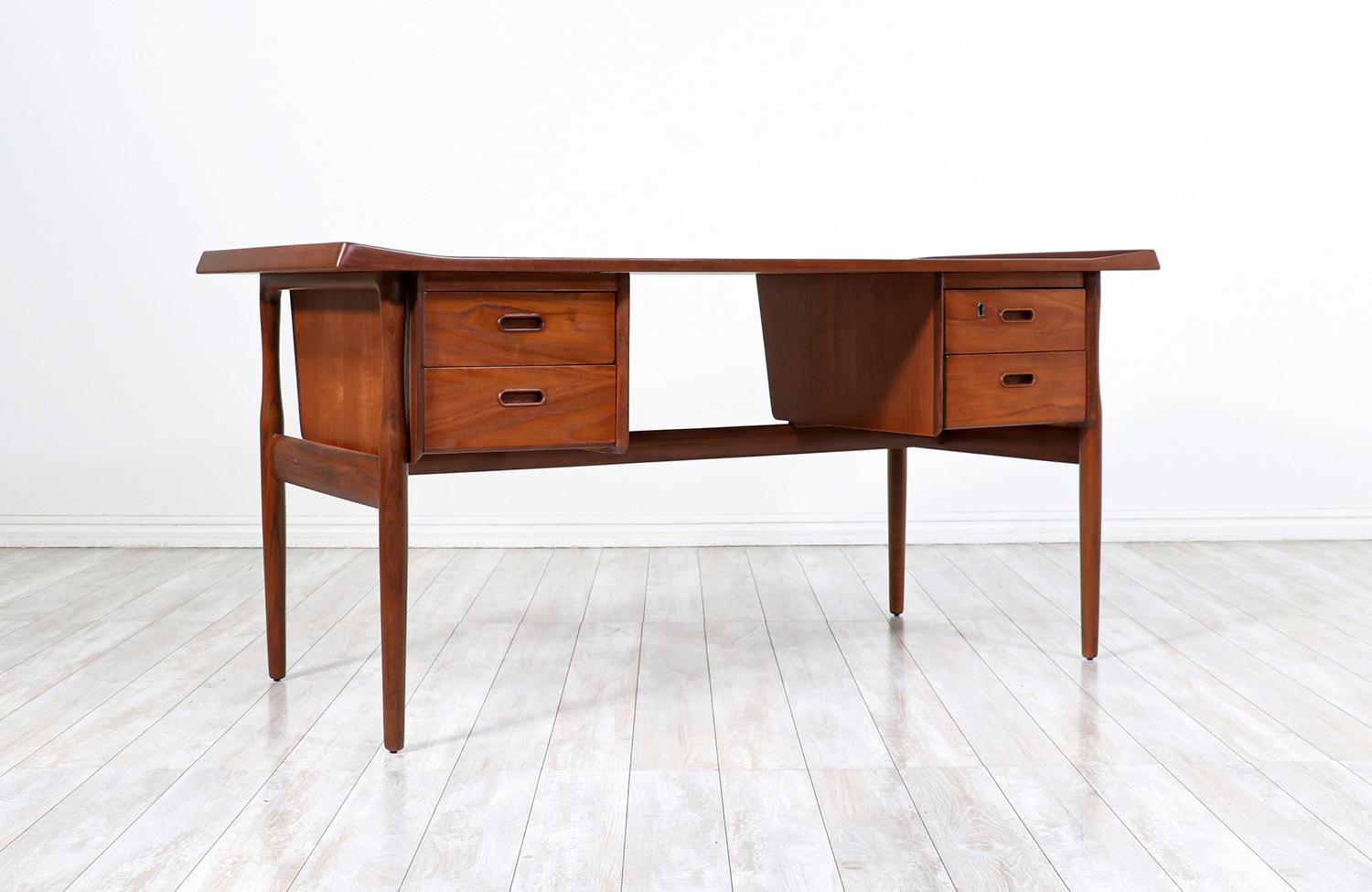 peter lovig nielsen desk