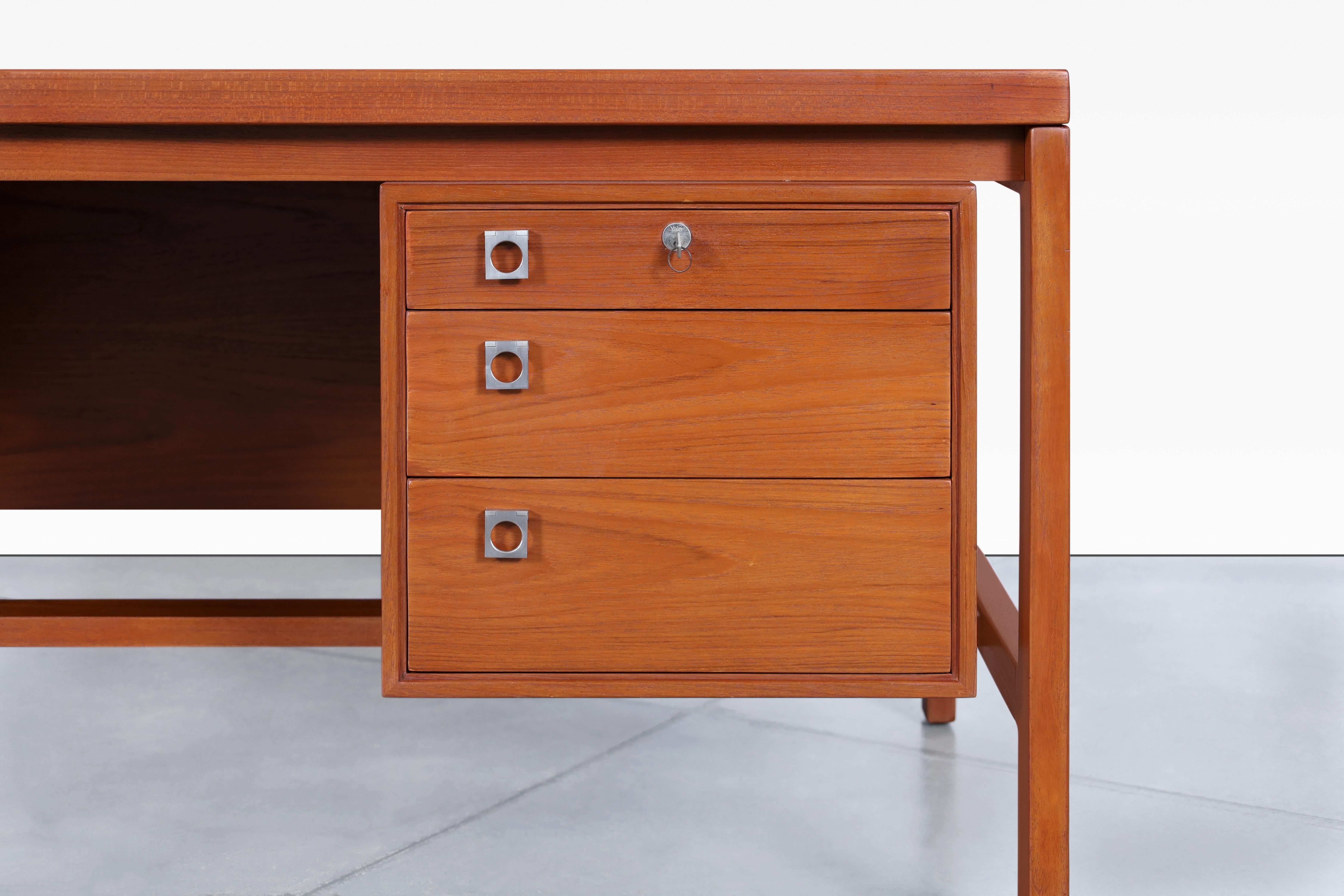 Mid-Century moderno Scrivania direzionale moderna danese in teak di Arne Vodder per H. & A. Hansen in vendita