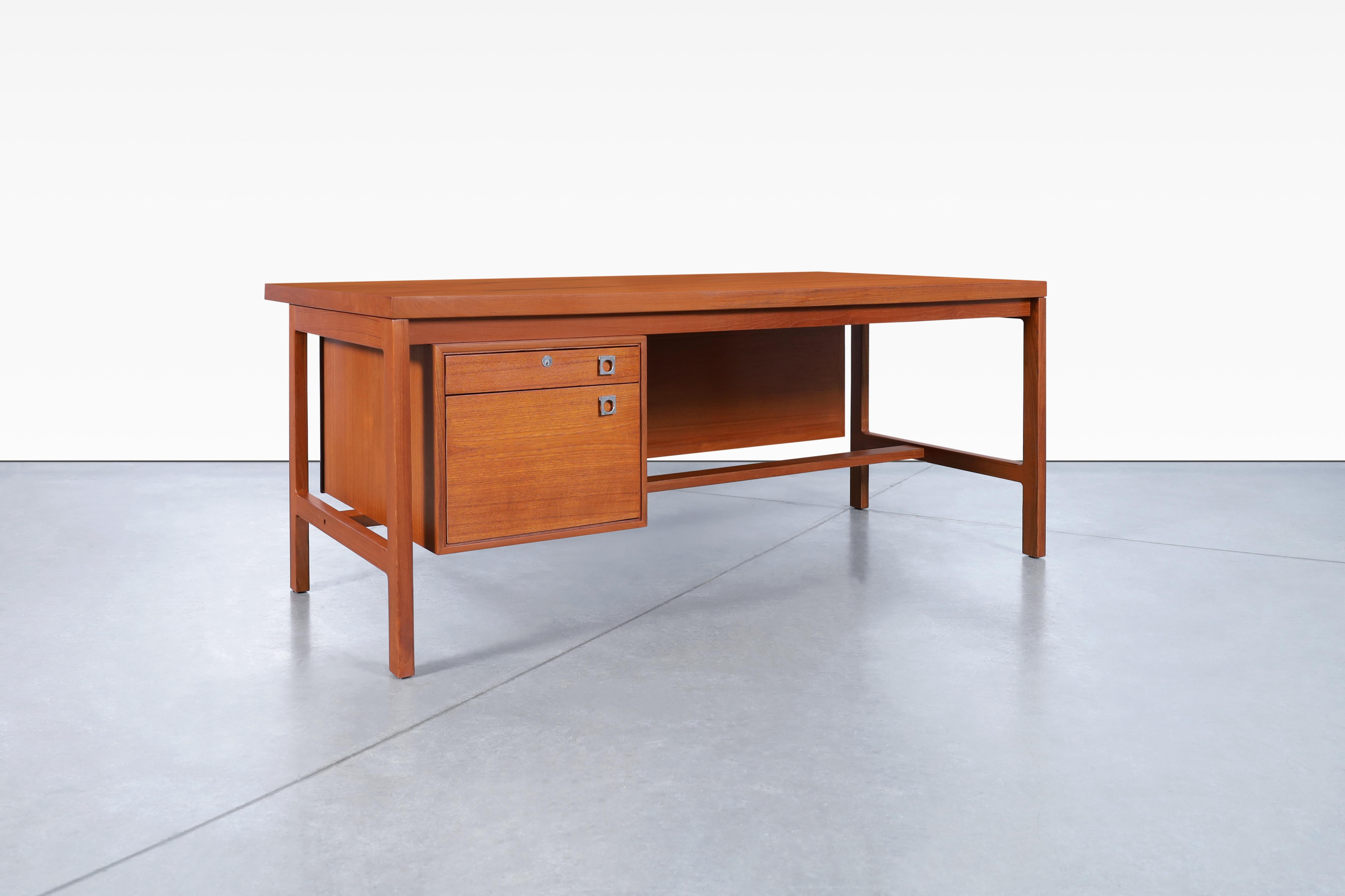Danish Modern Executive Teak Desk by Arne Vodder for H.P. Hansen In Excellent Condition For Sale In North Hollywood, CA