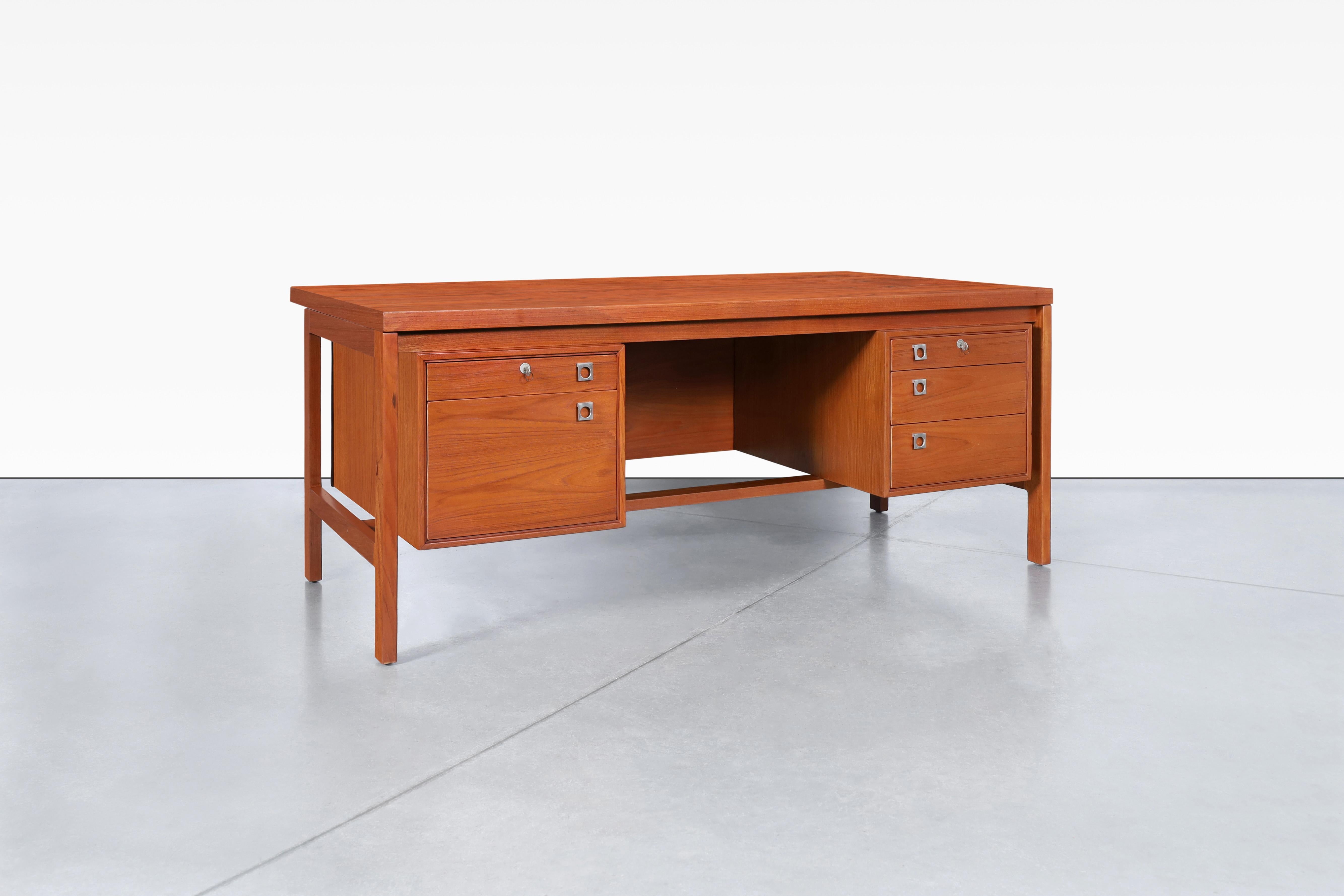 Danese Scrivania direzionale moderna danese in teak di Arne Vodder per H. & A. Hansen in vendita