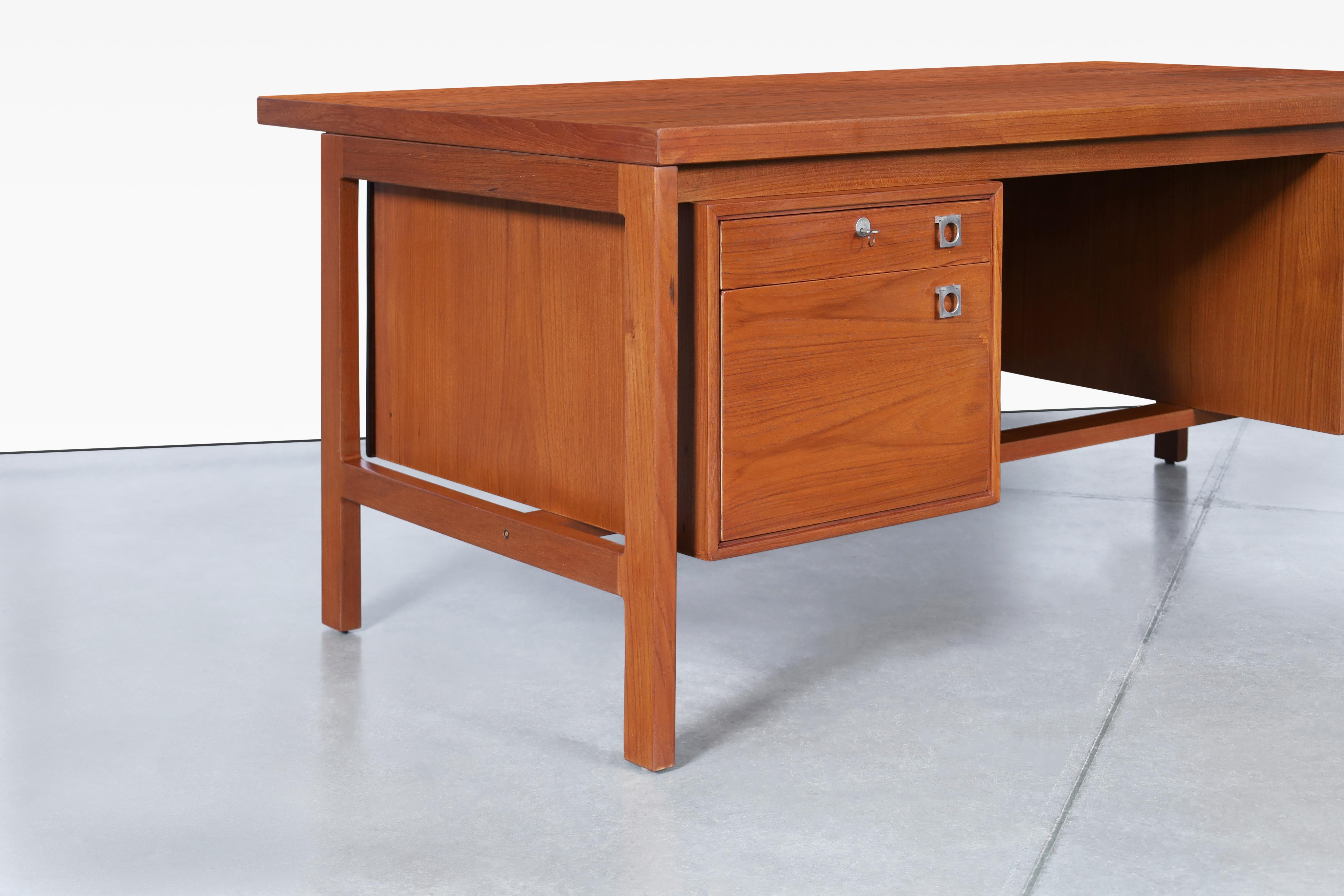 Scrivania direzionale moderna danese in teak di Arne Vodder per H. & A. Hansen In condizioni buone in vendita a North Hollywood, CA
