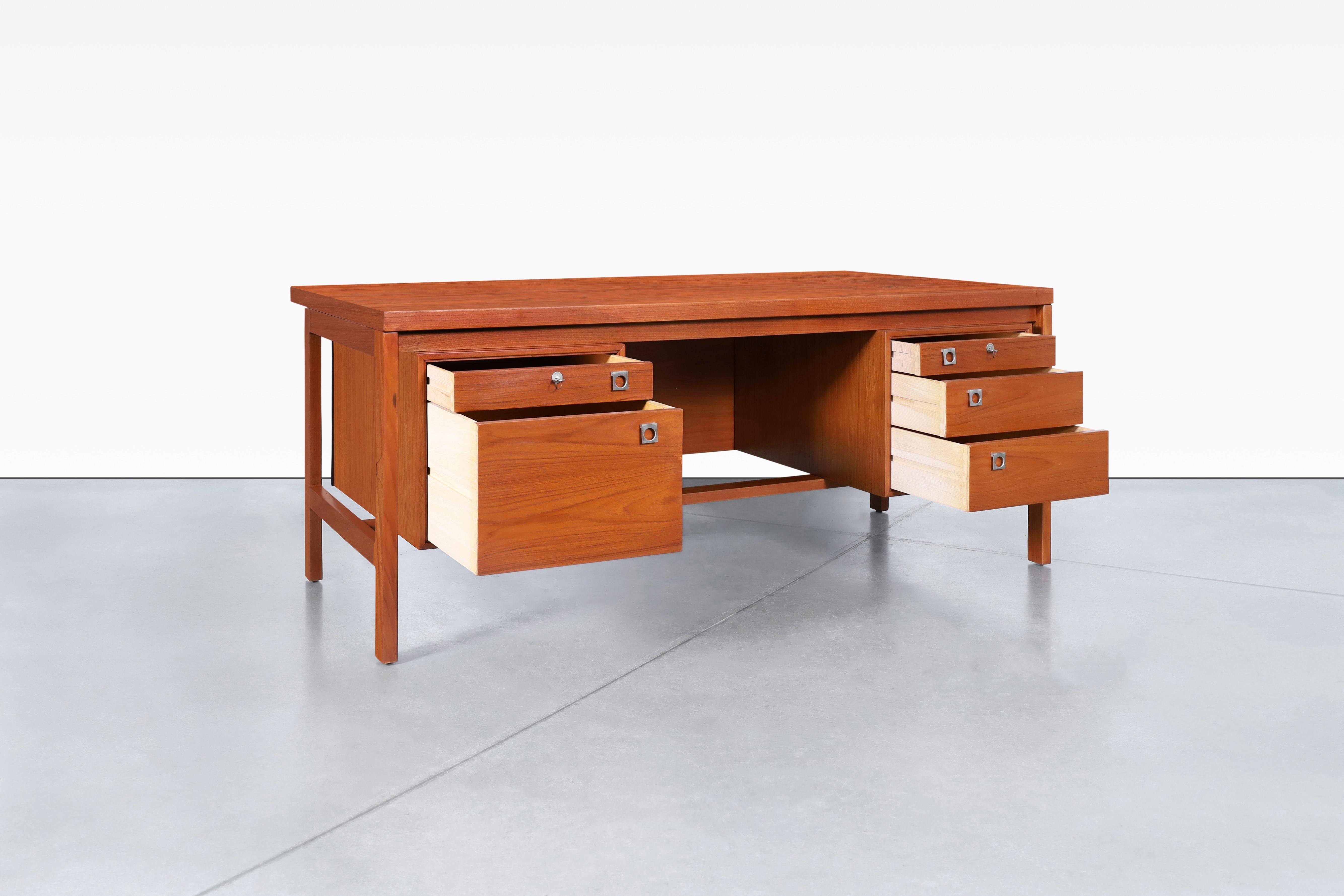 Metà XX secolo Scrivania direzionale moderna danese in teak di Arne Vodder per H. & A. Hansen in vendita