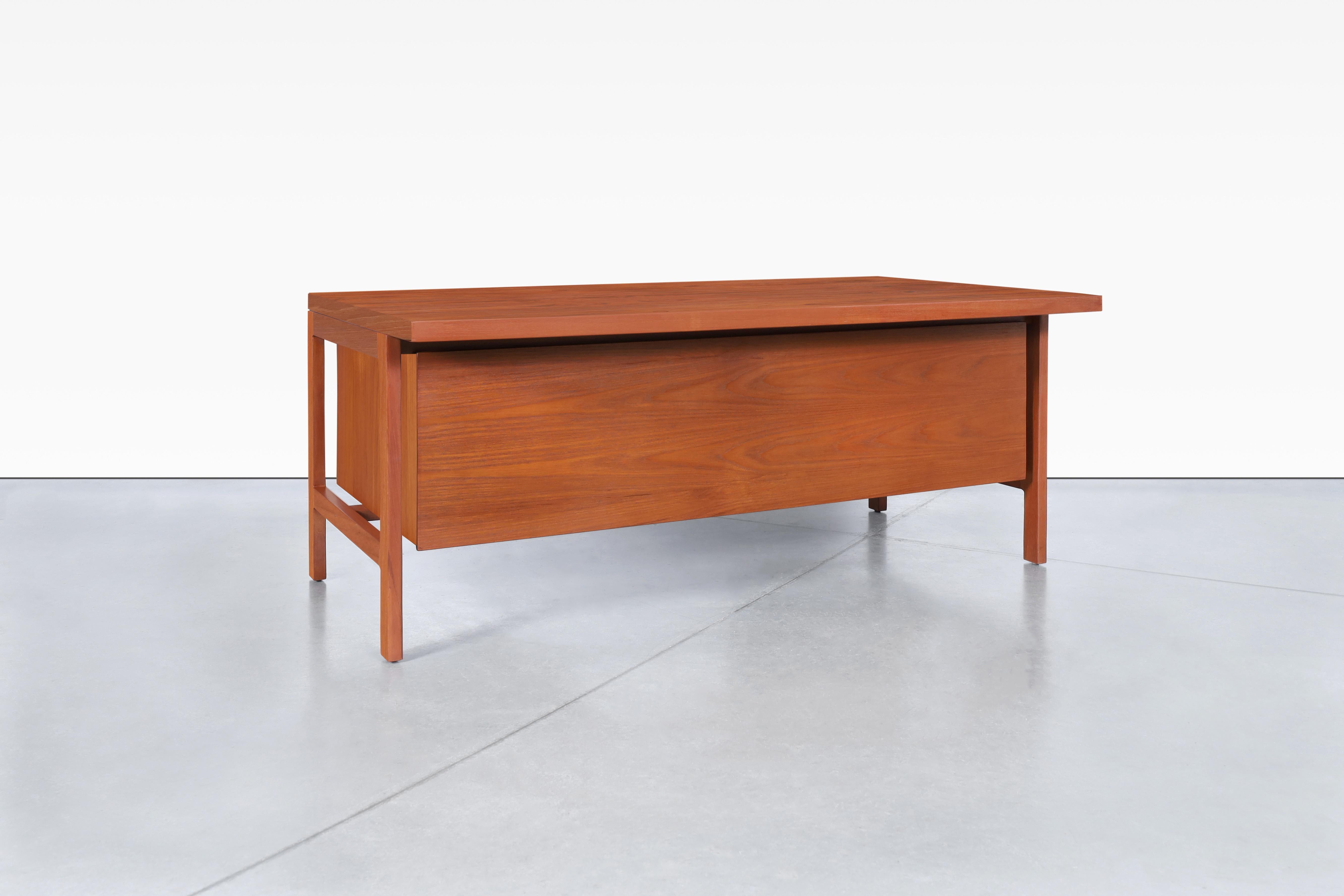 Scrivania direzionale moderna danese in teak di Arne Vodder per H. & A. Hansen in vendita 1