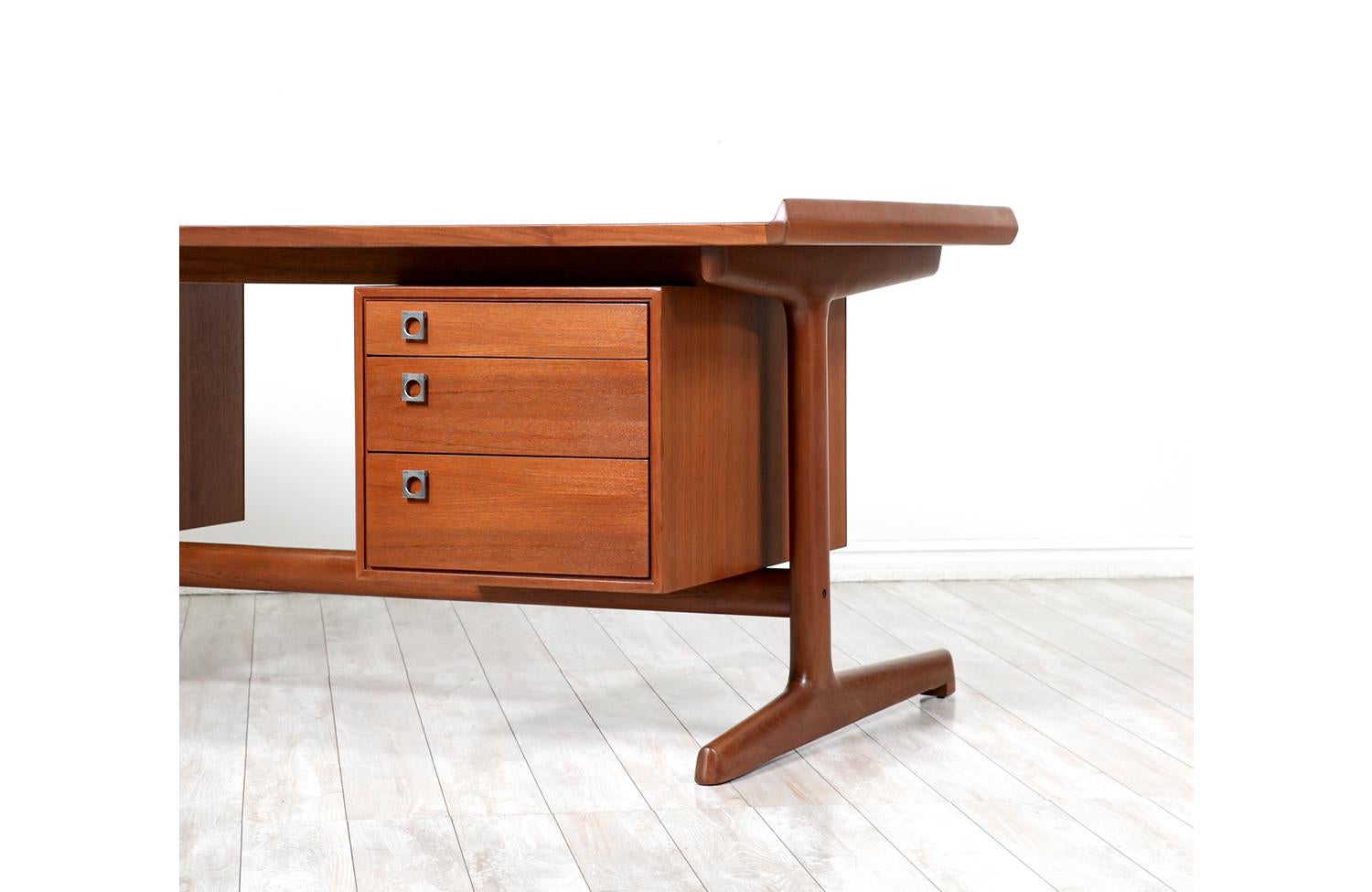 Expertly Restored - Danish Modern Executive Teak Desk for H.P. Hansen For Sale 4