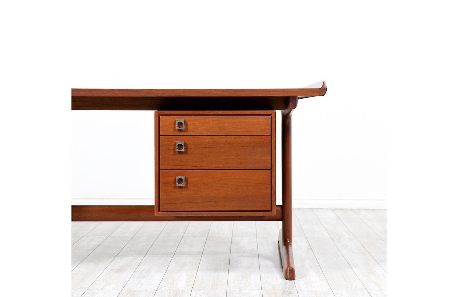 Expertly Restored - Danish Modern Executive Teak Desk for H.P. Hansen For Sale 5