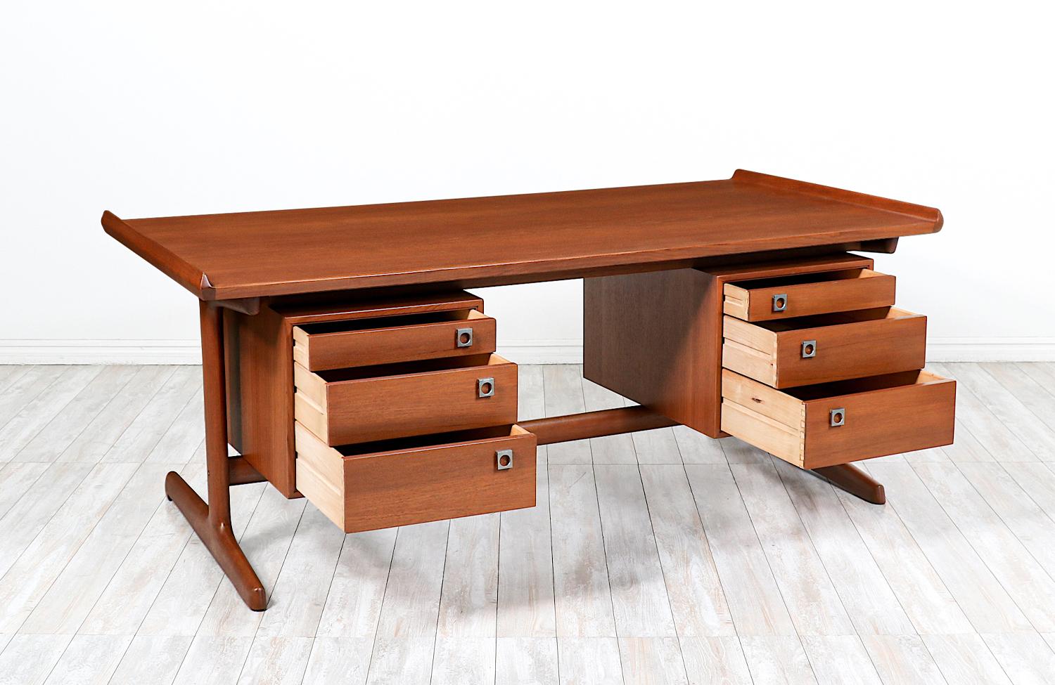 Mid-Century Modern Expertly Restored - Danish Modern Executive Teak Desk for H.P. Hansen For Sale