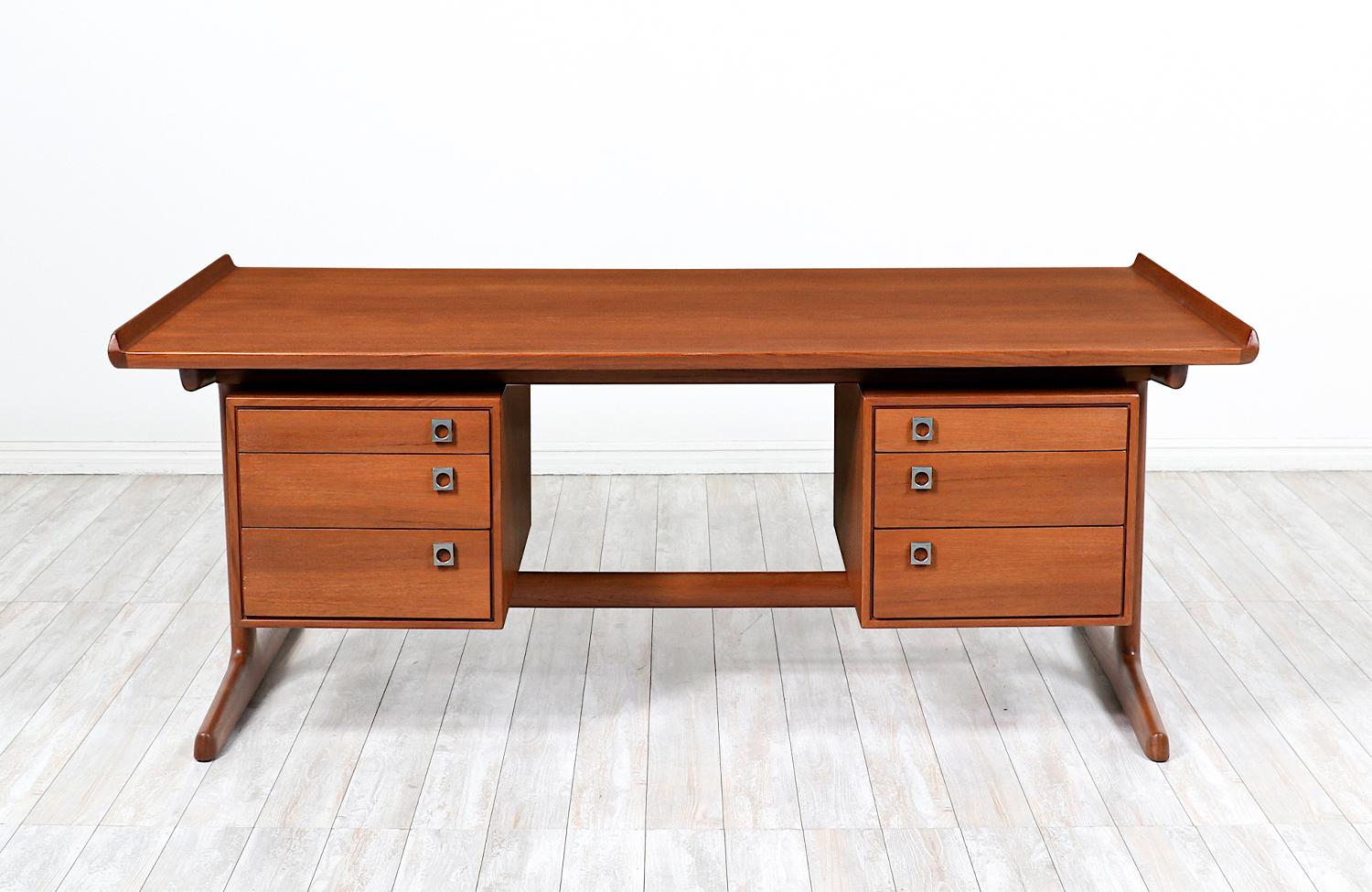 Expertly Restored - Danish Modern Executive Teak Desk for H.P. Hansen In Excellent Condition For Sale In Los Angeles, CA
