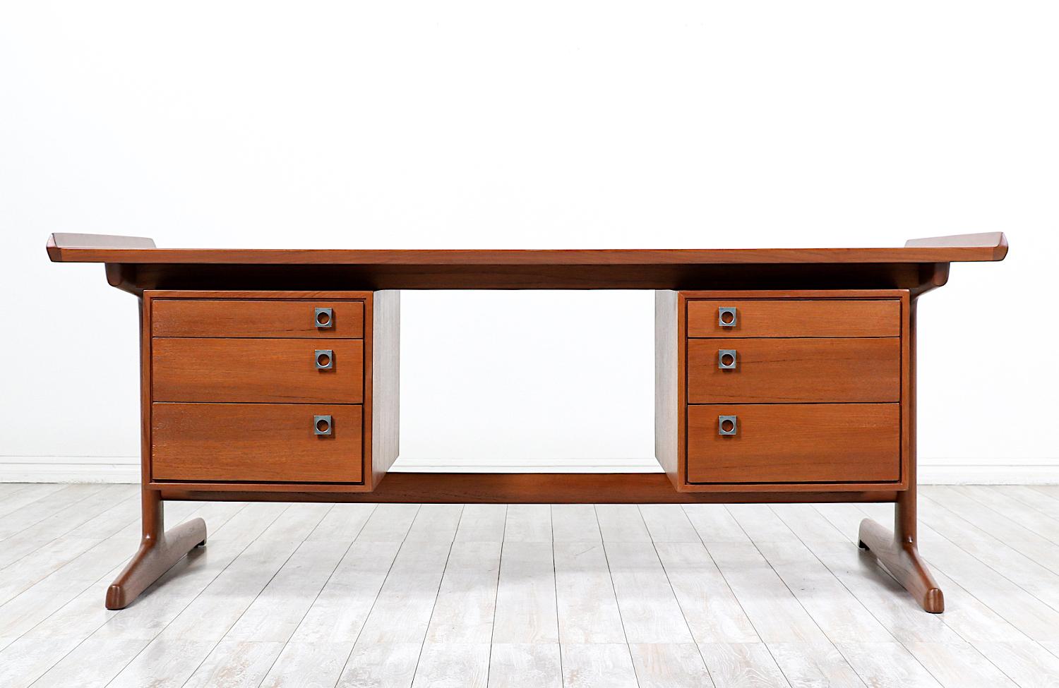 Mid-20th Century Expertly Restored - Danish Modern Executive Teak Desk for H.P. Hansen For Sale