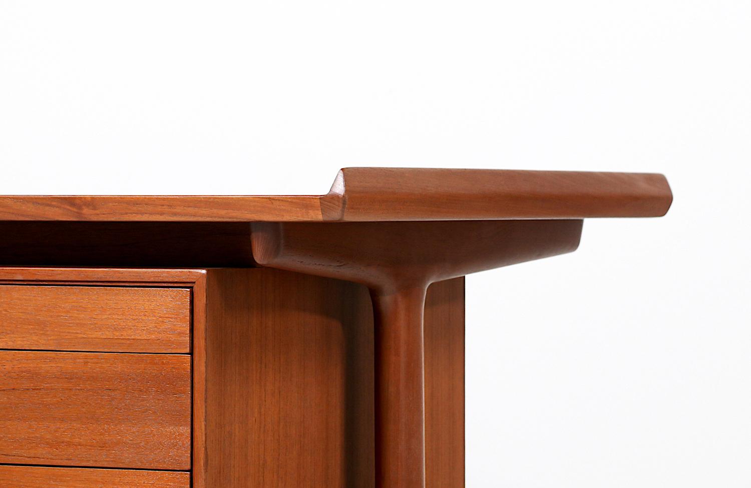 Expertly Restored - Danish Modern Executive Teak Desk for H.P. Hansen For Sale 3