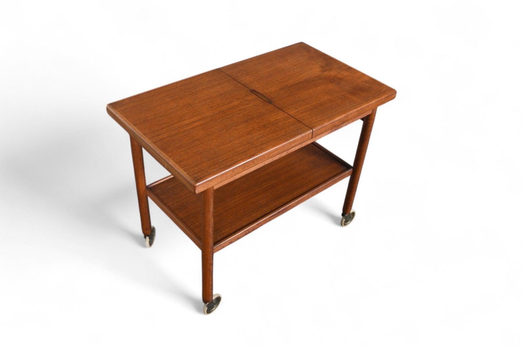 Herkunft: Dänemark
Designer: Unbekannt
Hersteller: Unbekannt
Epoche: 1960er Jahre
MATERIALIEN: Teakholz
Abmessungen: 31″ breit (geschlossen), 53
